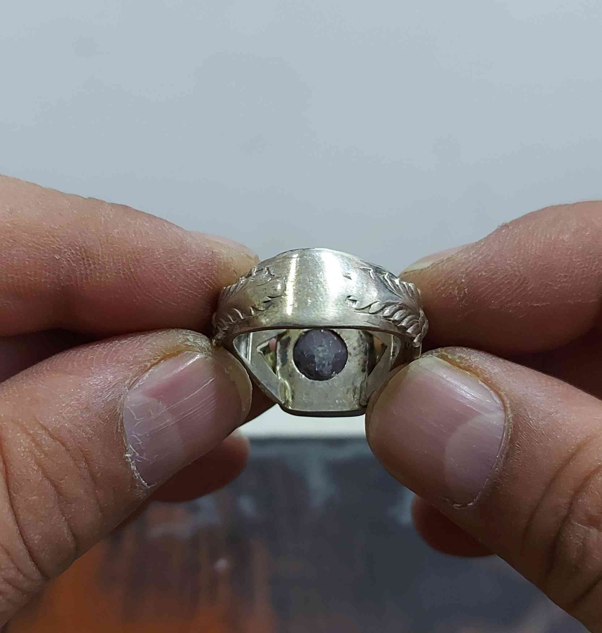 اللهم صل على محمد وآل محمد الطيبين الطاهرين 
خاتم عقيق يماني كبدي 
فضه عيار 925          القياس 30
السعر((40)) الف
توصيل محافظات 5 الاف داخل الكوت 2 الاف
*********** ~ ***********
ابو سجاد الوائلي
