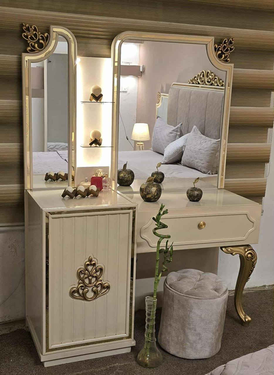 غرفة نوم تركية مستعملة (ملكية)
9 قطع وثقيلة 
استيراد شركة مزاج سنتر 
سعر الشراء من الشركة 24 ورقة 
اريدها بـ مليون و400
عنواني بغداد
 التواصل فقط على الرقم الخاص مغلق                                    ***********
