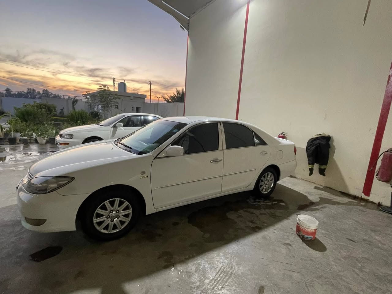 السلام عليكم 
كامري خليجي 2006
مكينه المرغوب 2400
سيارة بيهاا قطعتين 
تخم تاير جديد 
منضومة غاز سنوية لل 2030 
السعر 106$
***********
