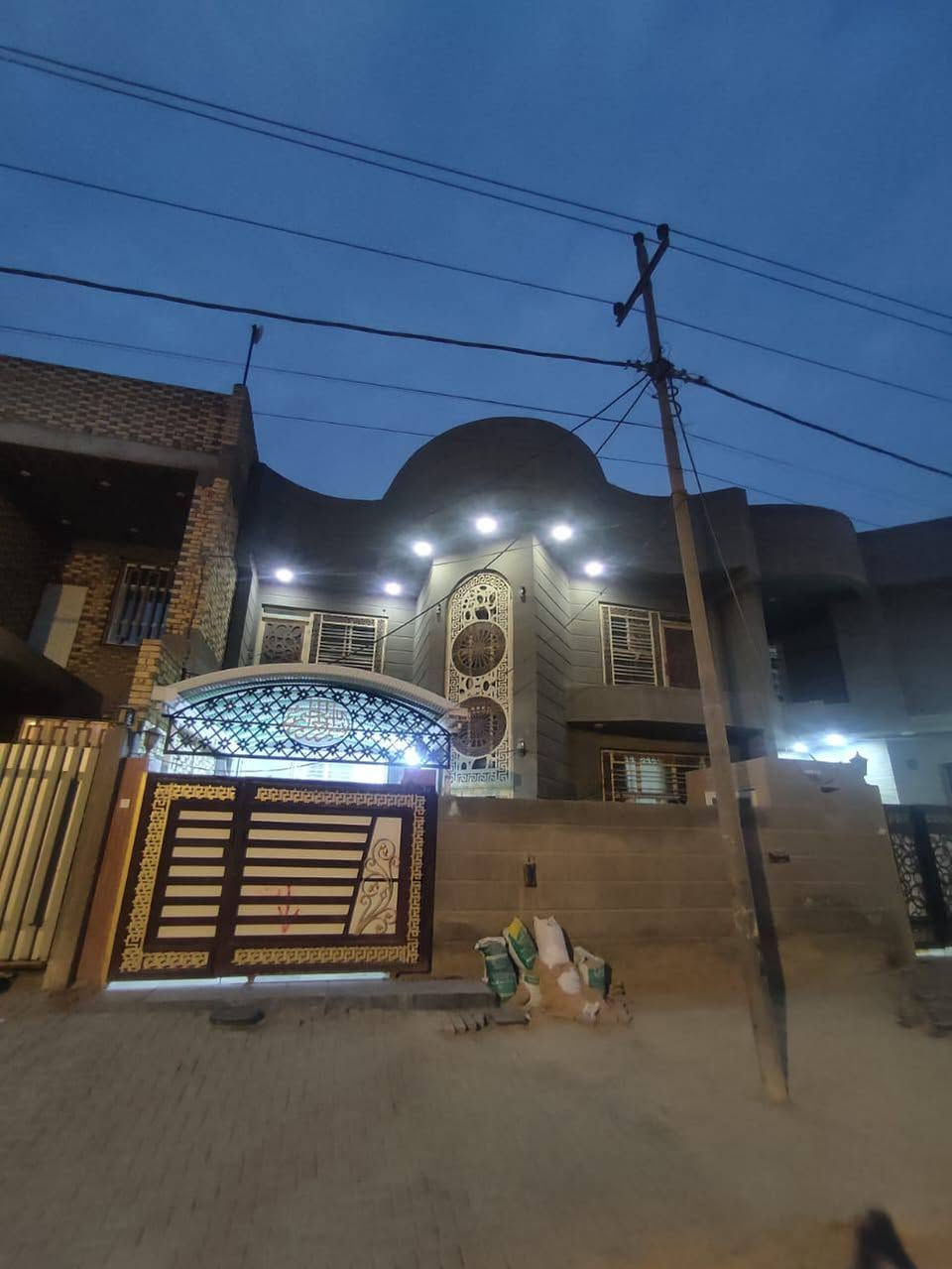 دار للبيع الموقع حي الجامعه
📍دار سكني للبيع
موقعه #حي_الجامعه🏠
دار سكن بمواصفات حديثة وبناء وفق احدث الطرق.

📍الموقع/حي الجامعة،على شارع بعرض 20متر،وقريب من شارع عشرين التجاري وهايبر ماركت القمه.
☄️المساحة/200متر مربع،واجهة 10أمتار.
5غرف نوم/استقبال/2صالات/مطبخ/4مجمع صحي

ادمن اقبل المنشور مشي عليك الحسين 
للاستفسار اكثر الاتصال علا الارقام التاليه 
***********
