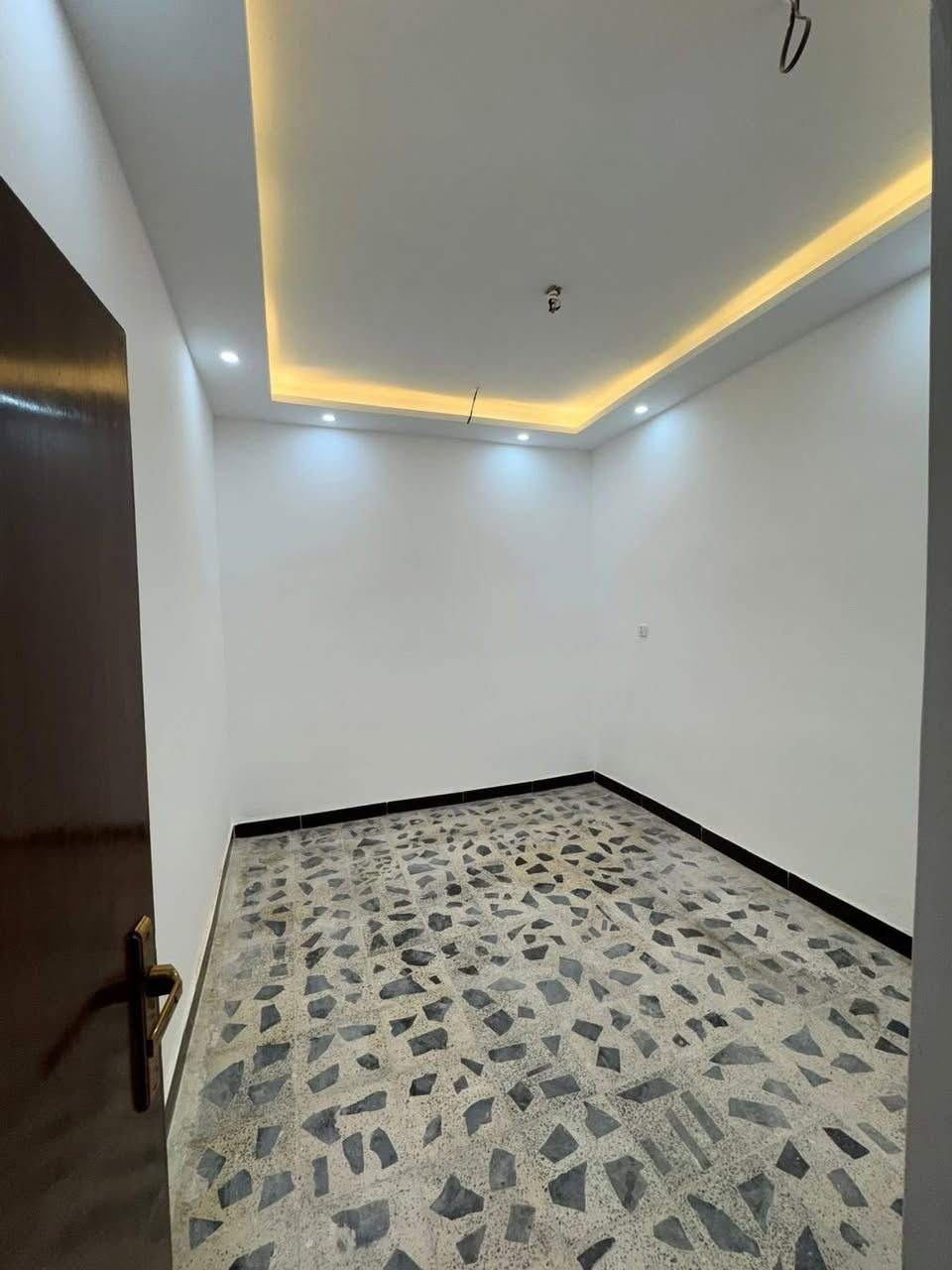 البديع للإستثمارات العقاريه 
 دار للبيع   المساحه 45 ملك صرف طابو  واقع حال 54
يحتوي على صاله ومطبخ وخدمات وغرفت نوم   🏗️  الطابق الثاني غرفتين نوم  وخدمات  في الطابق الثاني  🏗️ 🏗️    
عرض شارع 12 
عنوان الدار حي القاهره  المعلمين  المكتب حي القاهره المعلمين  قرب بيتزه بيروت مكتب البديع 
للاستفسار 
📞***********
