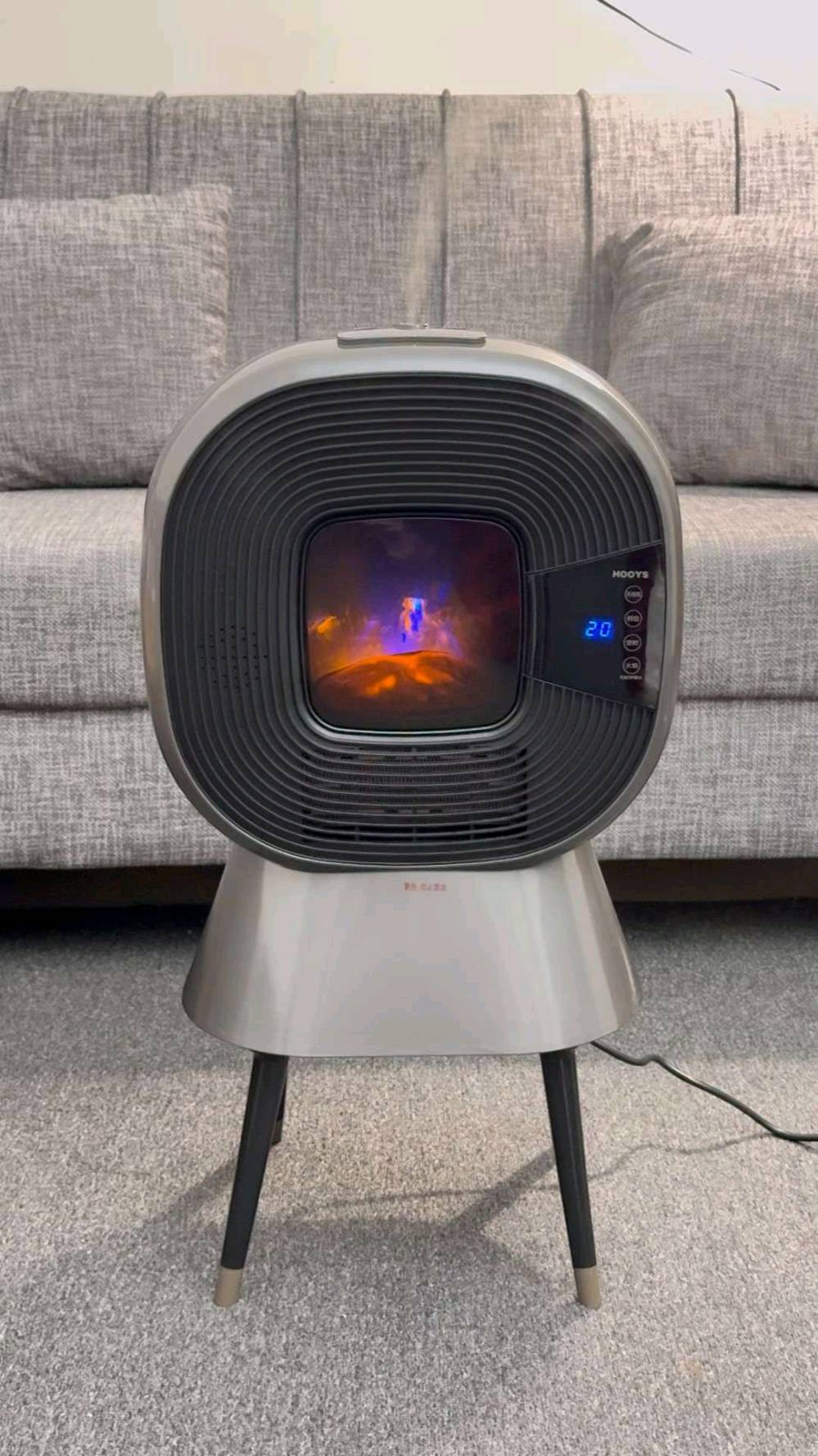 دفاية ذكية متعددة الوظائف (دفاية + سماعة + مبخرة + عرض لهب ديجيتال)

الاستخدامات

تمنحك أجواء شتوية فاخرة تجمع بين الدفء، الرائحة العطرة، والموسيقى الهادئة في منتج واحد.

مثالية لغرف الجلوس، غرف النوم، المكاتب أو الصالونات لإضافة جو مريح ودافئ.

يمكن استخدامها كقطعة ديكور أنيقة بفضل تصميمها العصري وتأثير اللهب الجمالي.

مثالية للجلسات المسائية أو لحظات الاسترخاء مع إضاءة اللهب والموسيقى والعطر.

المميزات

نظام تدفئة فعّال بقدرة 2000 واط بتقنية PTC Ceramic لتوزيع الحرارة بسرعة وأمان.

تأثير لهب واقعي ثلاثي الأبعاد يضيف لمسة فخامة ودفء بصري للمكان.

سماعة بلوتوث مدمجة بصوت نقي وواضح لتشغيل الموسيقى من الهاتف أو أي جهاز آخر.

مبخرة داخلية مخصصة للزيوت العطرية أو البخور لتمنحك رائحة جميلة وانتعاشًا في الجو.

شاشة رقمية LED لعرض درجة الحرارة والتحكم بسهولة.

وظائف متعددة بزر واحد لتبديل الوضع بين التدفئة، الإضاءة، أو تشغيل الصوت والعطر معًا.

نظام أمان ذكي مع فصل تلقائي عند السقوط أو ارتفاع الحرارة.

مؤقت تشغيل تلقائي (من 1 إلى 12 ساعة).

تشغيل مباشر على الكهرباء 220 فولت بدون الحاجة لشحن.

تصميم أنيق بلون أبيض وأسود يناسب الديكورات الحديثة.

محتويات الصندوق

دفاية ذكية متعددة الوظائف (دفاية + سماعة + مبخرة + عرض لهب).

قاعدة الأرجل + براغي التثبيت.

دليل الاستخدام.

الملاحظات

الجهد الكهربائي: 220V – 50Hz

الطاقة: 2000W

أبعاد الكرتون: طول 45 سم × عرض 30 سم × ارتفاع 58 سم

يُنصح بوضعها على سطح مستوٍ بعيد عن المواد القابلة للاشتعال.

استخدم زيوتًا عطرية مخصصة للأجهزة الكهربائية في حجرة المبخرة.

المنتج مخصص للاستخدام الداخلي فقط.