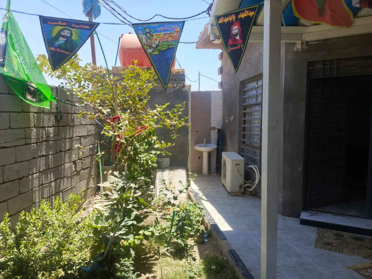 للبيع بيت طابقين
الطابق الاول بناء بلوك الشمال 
غرفة عدد ٢
صالة عدد ٢
صحيات داخلية عدد ٢
مطبخ حار و بارد 
استقبال 
صحيات خارجية 
حديقة داخلية
سقيفة اسكافان 
حديقة خارجية
رباط أرضي وسقف
الطابق الثاني بناء فرمستون 
غرفه عدد ٢
صالة 
صحيات 
سطح 
الدرج فر من الأرض للطابق الثاتي
البناء سنة ٢٠٢٤
بيه وصل تطويب ومصور ضمن التعداد السكاني 
موقع البيت ركن على الشارع العام الرئيسي على ٣ شوارع 
العنوان منطقة العگر مقابيل السايلو عرض الشارع ١٥ متر
المساحة ٢١٠ متر
السعر ٨٥ وبيه مجال بسيط***********
