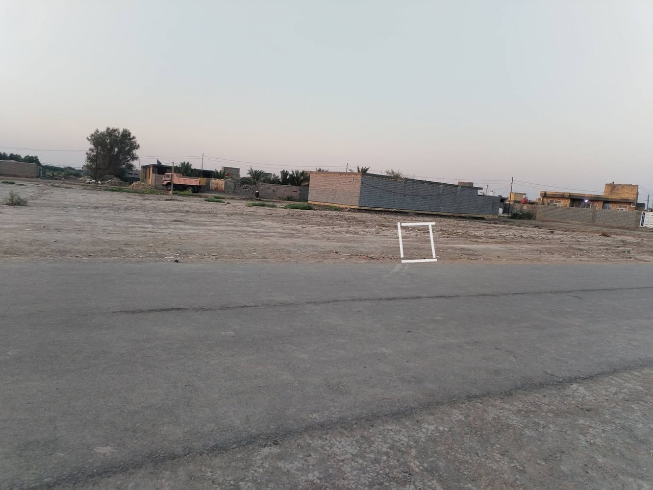 سلام عليكم قطعه للبيع مناسبه ع شارع تبليط المكان قريه سيد مناحي قريبه ع مدرسه الرسول الاعظم خدمات ماء وكهرباء ومساحته 250 /***********
