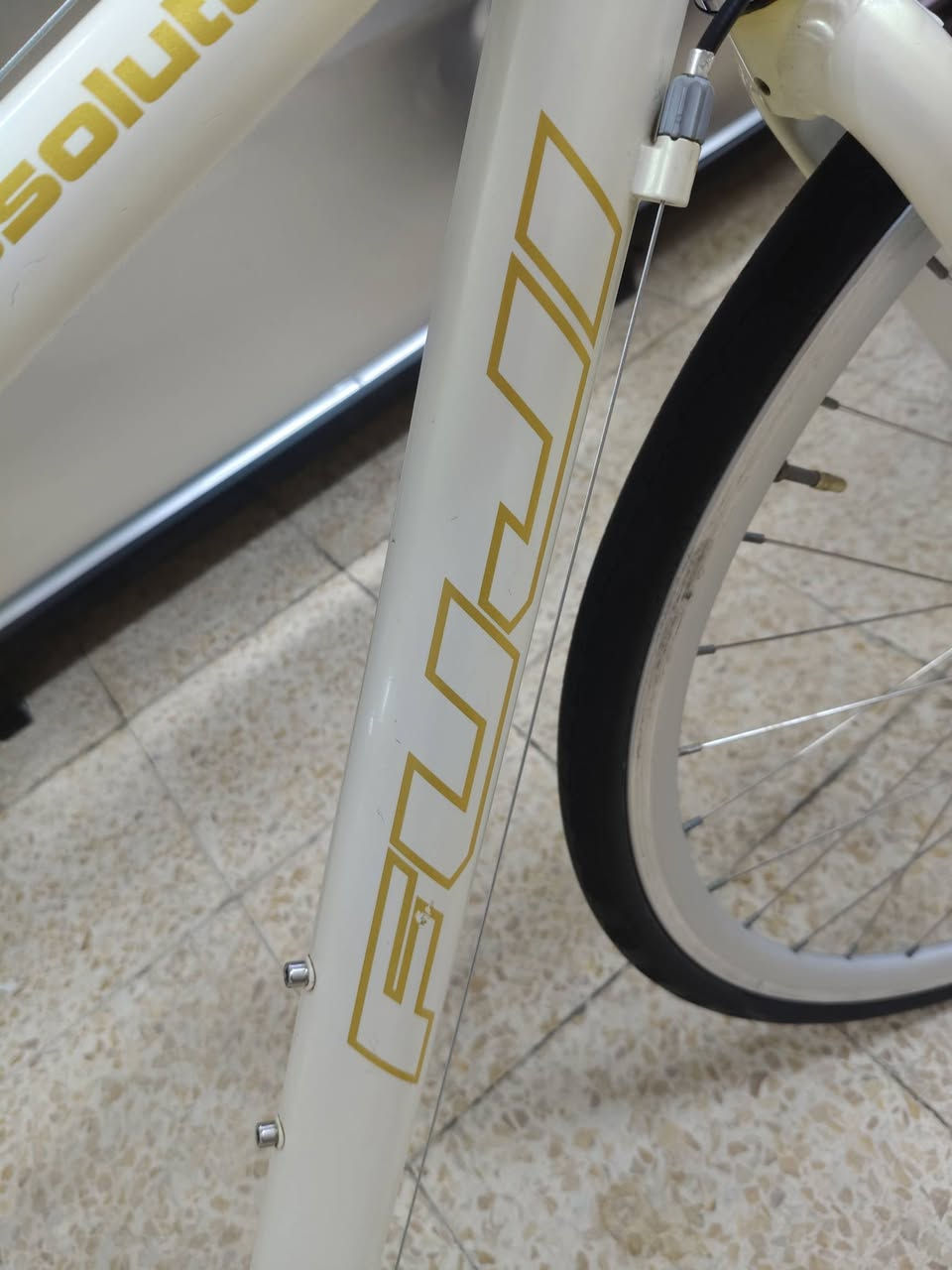 السلام عليكم 
متوفر دراجه ماركه FUJi
Fuji c700
الدراجه ماركه يابانيه🇯🇵🇯🇵
السستم Shimano Altus
الخلفي 8 والامامي 3 
نظافه الفريم 98%
حجم الفريم 47
الصنع تايوان 🇹🇼
الموقع موصل نبي شيت 
يوجد توصيل 
تواصل *********** وات ساب
السعر 140 الف دينار
