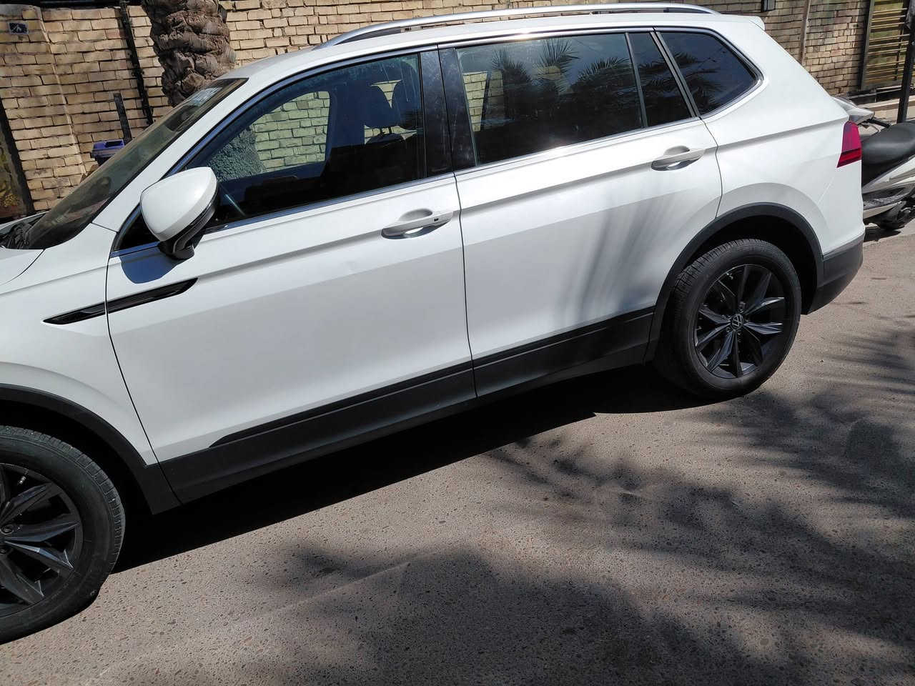 السلام عليكم ورحمة وبركاته
فولكس واكن تيغوان  TIGUAN
2023 وارد أمريكي
بدون حادث كلين تايتل 
7راكب
لوم ابيض رقم بغداد 
السيارة مال بيت 

مواصفات سقف بانورامي
الكاميرا الخلفية كاميرا 360
التحكم على المنحدرات فتحة السقف تدفئة المقاعد
مستشعر وقوف شاشة مثبت السرعة
بصمة ه وىادة هوائية
نظام المفتام الذكي المصابيح الأمامية ليد
مصابيم زينون الأمامية كشافات ضباب
رادار AWD
السعر 210      الرقم (*********** )
