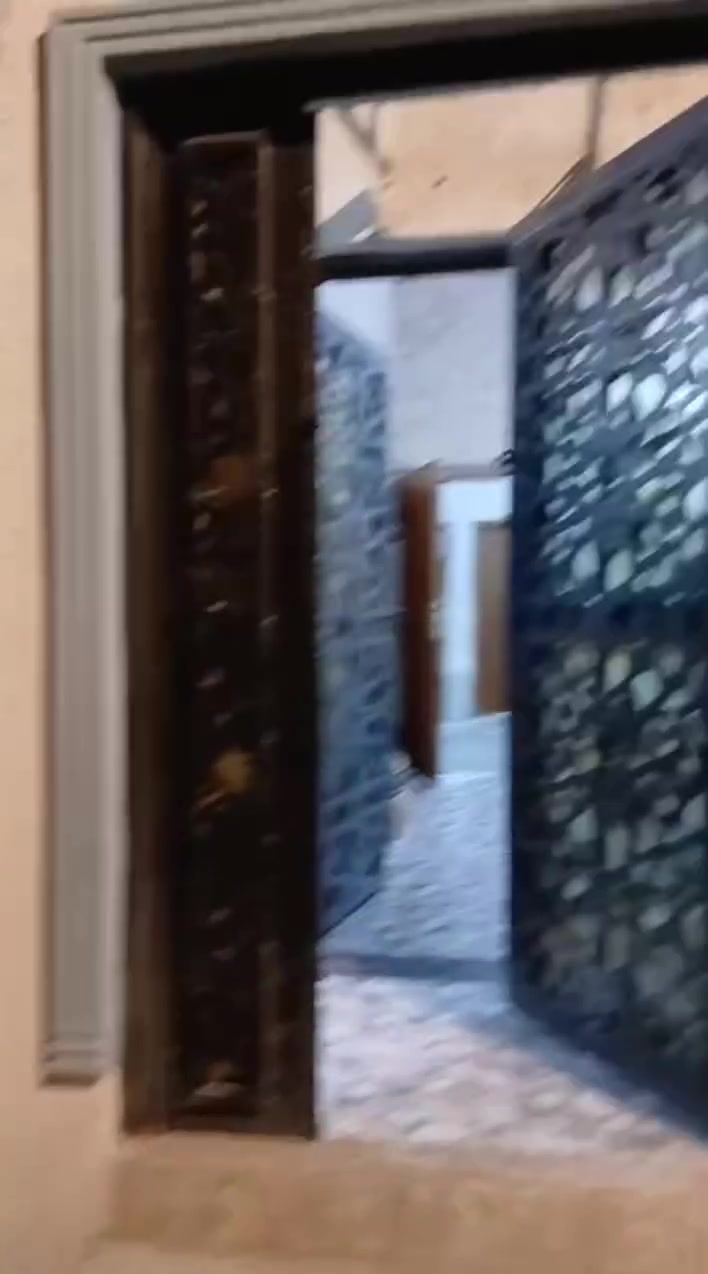 للإيجار . .  رجائا اقره المشور عدل . . في مركز البصره العاليه الإيجار 450 هول واستقبال للضيوف وغرفتين نوم ومطبخ وصحيات خارجيه خاصه بالضيوف وصحيات داخليه ومناور 2 يعني واسعه وحلوه وجيران هدوء ومرتبين . . شارع مقرنص لحد التبليط يعني بالمطر ما تشوف طين لا انته ولا جهالك . 
للإتصال :  *********** واتساب ...
