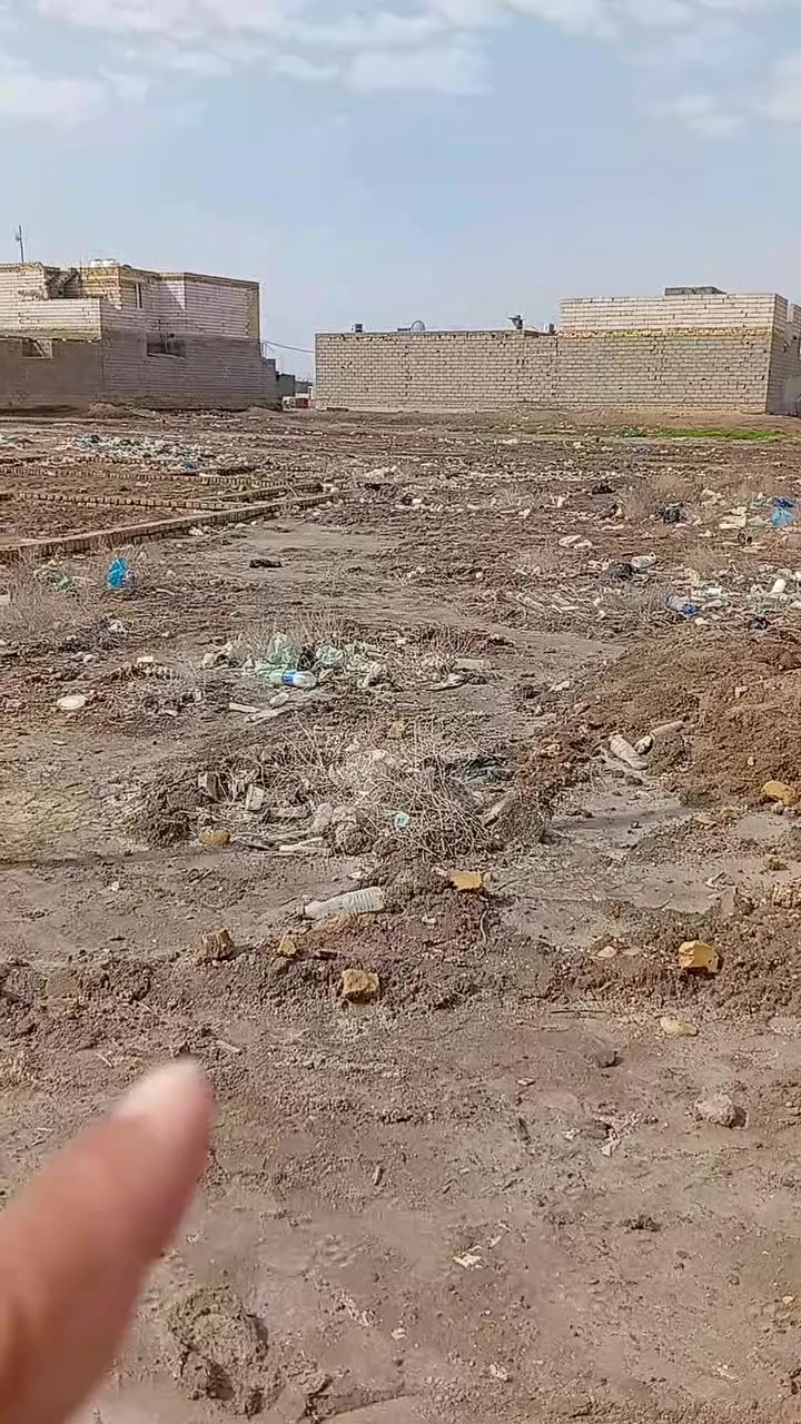 قطعة ارض زراعيه بالصخين شارع صاحب العصر والزمان.  ٢٠٠ م السعر ٩ والشراي يتصل ***********
