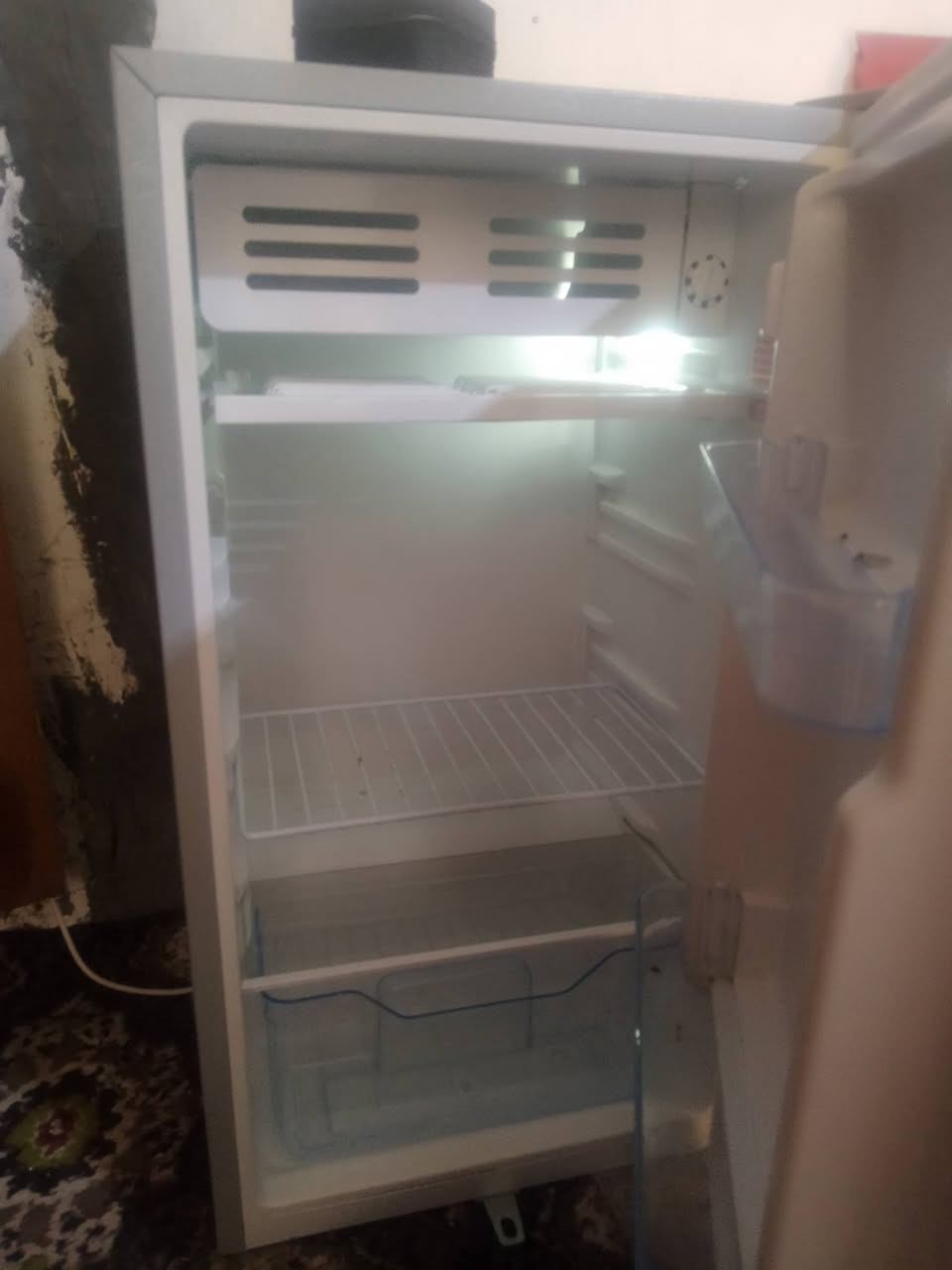 ثلاجه حجم زغير للبيع سعر 100 جديده حي الصمود التحدي فقط وتساب عندي ***********
