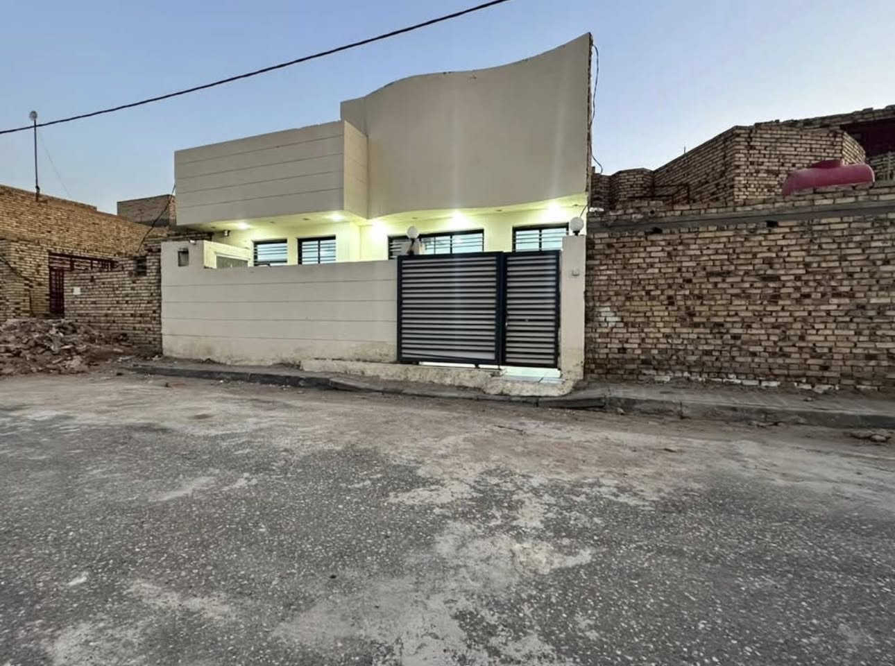 سلام عليكم بيت للبيع مساحته 100مربع واجه 10نزال 10
غرفه وحده صاله ومطيخ مفتوح ع صاله 
البيت جديد وغير مسكون ع تبليط  فرعه عنوان عرصات حيدر حجي هندي حولي الخصيمه للاستفسار الاتصال ***********
