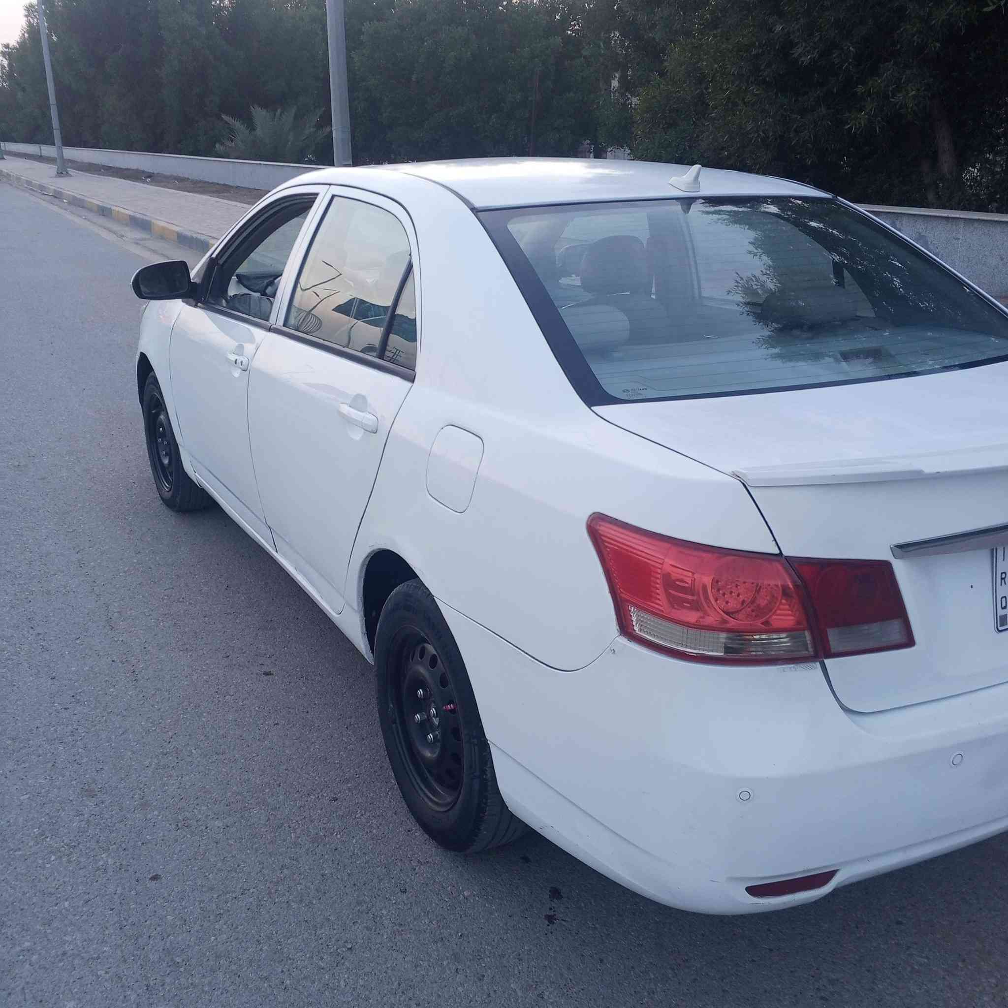 تحيه طيبه. بي وايدي. 2013 بسمي.
واسط دولي.   جاهزه مكينه كير. عادي. 
بيها مكانات صبغ. اثر خياس.  فقط.
بدون ضربه.    كهربائيات سنتر.  كلها شغال. مكان واسط الكوت مركز المدينه. سعر اللبيع 43ورقه اتصاال ***********
