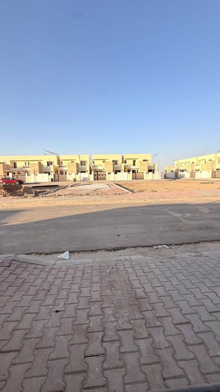 السلام عليكم
دار للبيع زيرو في مجمع بيتي 
زون الثالث  
مغيرر بالكامل 
مقابل حديقة 
دار يبارع مواثث 
مع سبالت وغرف نوم 
مطبخ كامل ثلاجة+ طباخ + كاونتر فصال 
مكون الدار من 
4 غرف نوم 
صالة+ استقبال 
مطبخ حار+ بارد + صالة 
كراج + باركي 
مغير دار كامل 
سبالت دار مجهز نوع LG
درج نطام بيانو 
ارضي باركي سيراميك اسباني
للاستفسار اكثر مراجعة مكتب عقارات و مقاولات السردام او الاتصال ***********
***********
