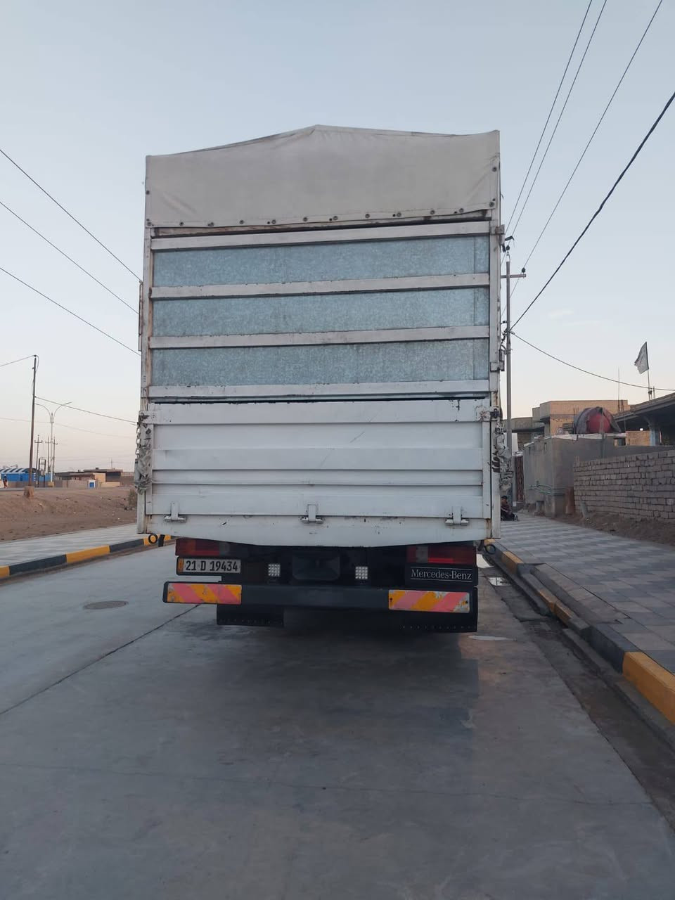 السلام عليكم بدي للبيع الطول 7/40 الارتفاع 2/80 العرض ياخذ سبعه مال الزبير ارضيه شغل الجرف السعر 20$ مع الجادر الاتصال ***********
