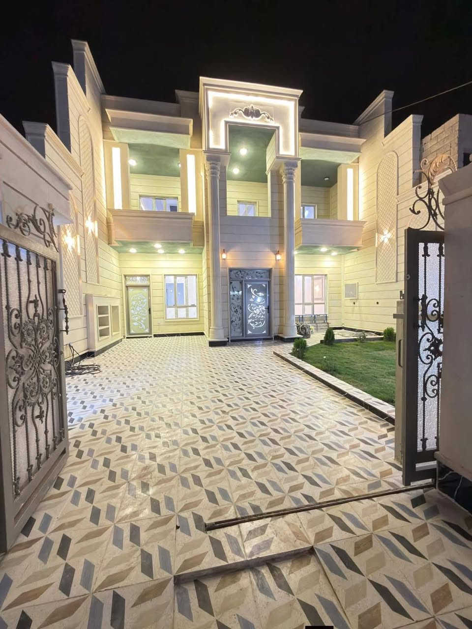 🏡 دار للبيع زيرو في تكريت الديوم – منطقة الـ11
من أرقى مناطق الديوم، قريب جداً من المدارس والسوق والمستوصف

📐 المساحة: 300 متر
▫️ الواجهة: 10 متر
▫️ النزال: 30 متر

🔹 يتكون الدار من:
🛏️ 4 غرف نوم
🛋️ استقبال
🍽️ مطبخ
🚿 3 مجاميع صحية
🚗 كراج
🌳 حديقة
🌤️ مناوير

✨ مواصفات الدار:
✔️ شغل فول الفول
✔️ واجهة حجر حلان أخضر
✔️ أرضية بورسلين هندي
✔️ نظام جزامة ونظام غاز
✔️ سحب مغربي ملكي
✔️ أبواب خارجية قاصة
✔️ أبواب داخلية تركي

💰 السعر جداً مناسب
للأستفسار الاتصال 
***********عبدالله
