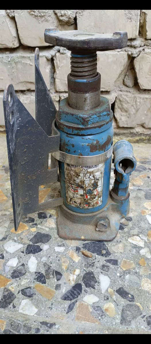 السلام عليكم اخوان جك اتيكو بلادي وية القاعدة الي تنشد بالشاصي للبيع السعر ٥٠ الف العنوان بغداد الدورة ***********
