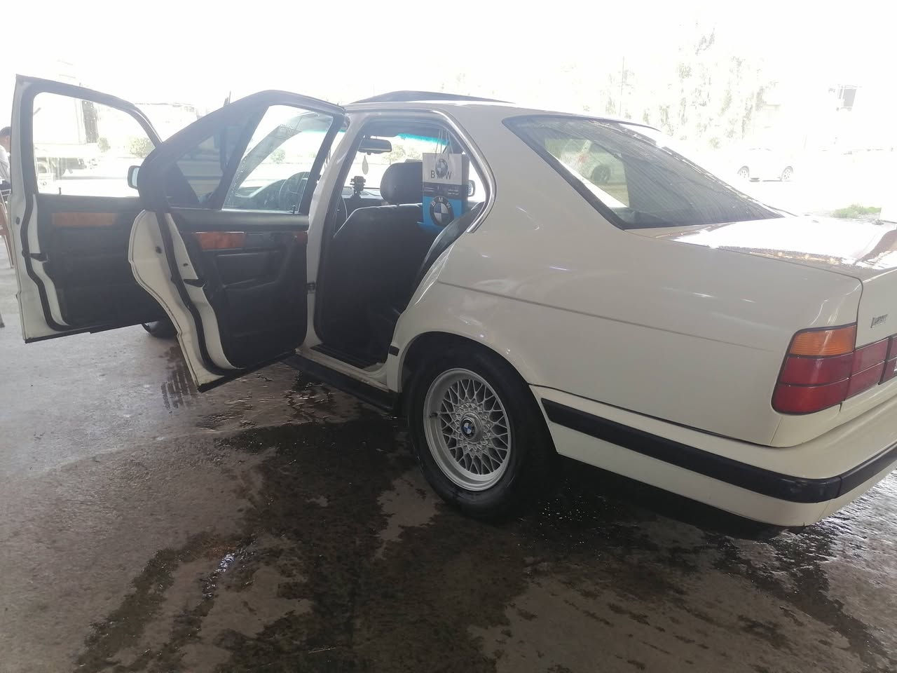 السلام عليكم للبيع بي ام حجم ٥٢٥ كبس فول مواصفات لا صبغ ولا تبديل محرك وكير ما مفتوح السياره جاهزه رقم أربيل جديد سنويه جديده كابون بنزين طخم تاير جديد  السياره ابسمي كشتات جلد كهرب  مكان السياره موصل الجانب الأيسر السعر 90 وبي مجال للإستفسار الاتصال على الرقم ***********
