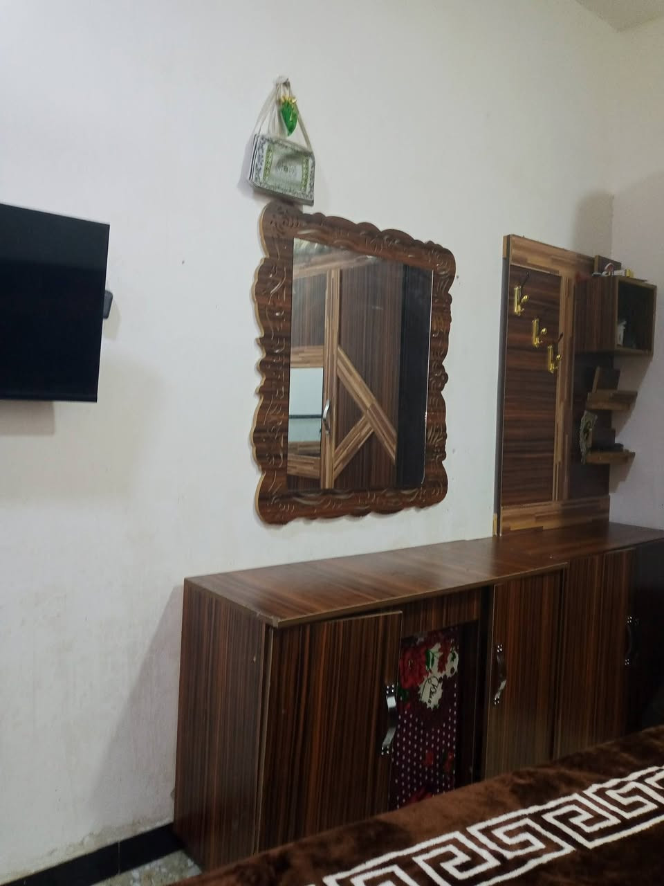 غرفه نوم اربع قطع ما بيها اي ضرر هيا ودوشك سعرها 325 الف وبيها مجال مكان بغداد بلديات الظباط رقم هاتف ***********
