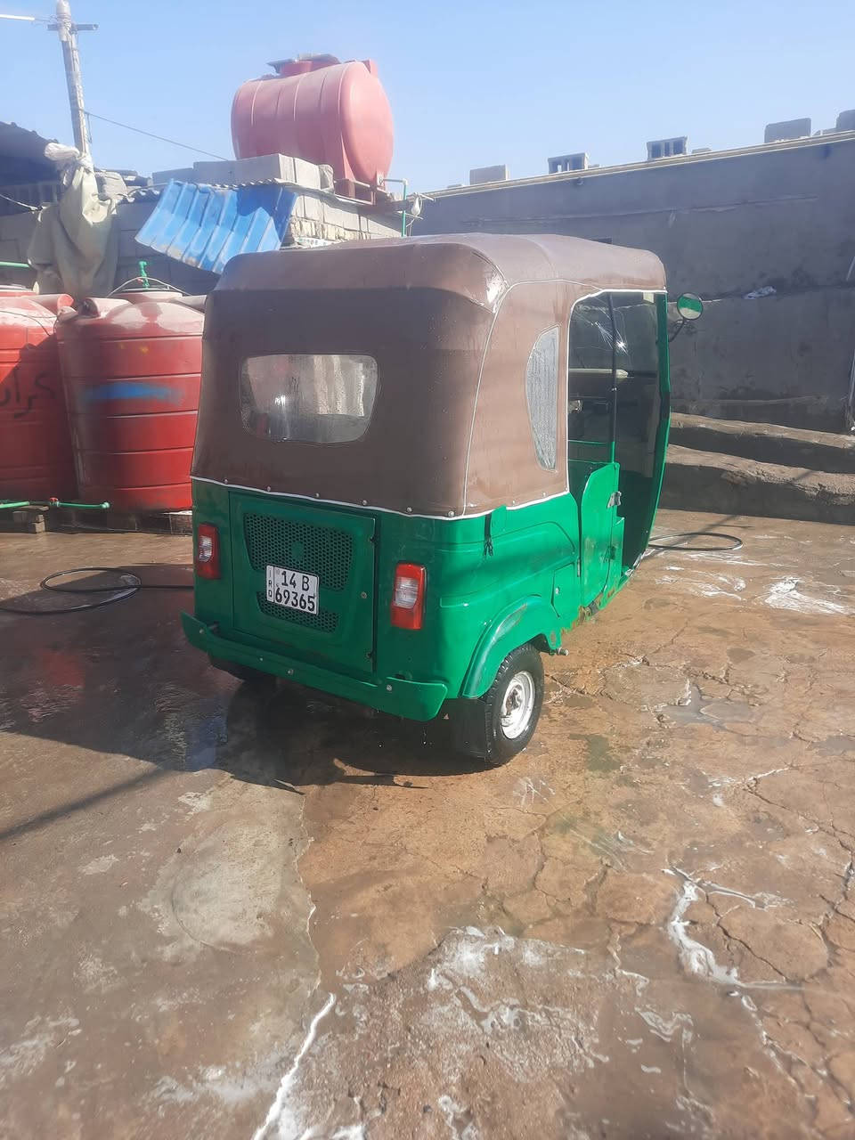 ٢٢ رقم سنويه كامله بيها صبغ وره قليل جماليه بدون ضربه ومكينه مفتوحه مكاني بصره كرمت علي ابصخير سعر ٧٢٠٠ 
***********
