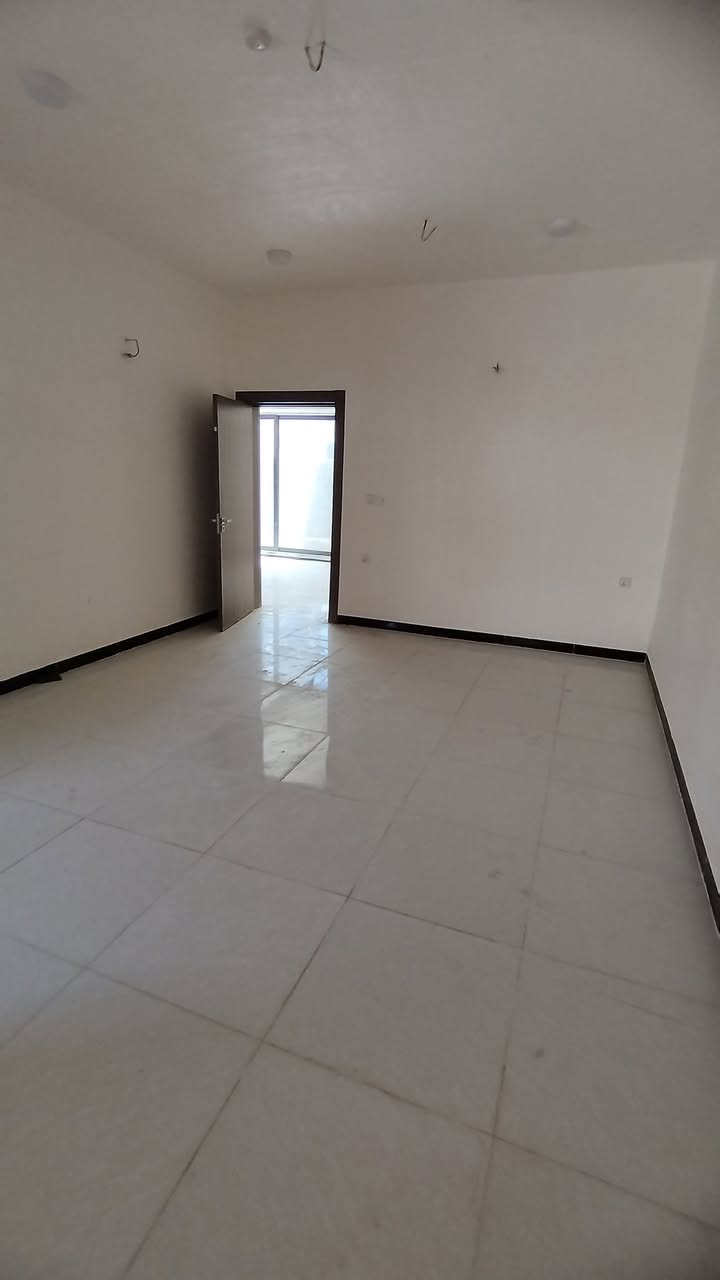 السلام عليكم..
بيت طابقين 200 متر..طابو صرف..ثلاث غرف نوم..حديقتين اماميه وخلفيه..استقبال كبير وصاله كبيره..نظام كامرات..صحيات دفن...الصاله مفتوحه على الحديقه الخلفيه بباب سلايت...

العنوان.. كربلاء..طويريج...مجمع الزهراء السكني..قرب سيطرة أم الهوى...
يباع بمقدمة 75 مليون..والباقي اقساط شهريه على مبادرة المصرف العقاري..القسط الشهري 548 ألف..
مستمر التسديد للمصرف صار أكثر من سنة...

تفاصيل أكثر على خاص أو على الرقم ***********
