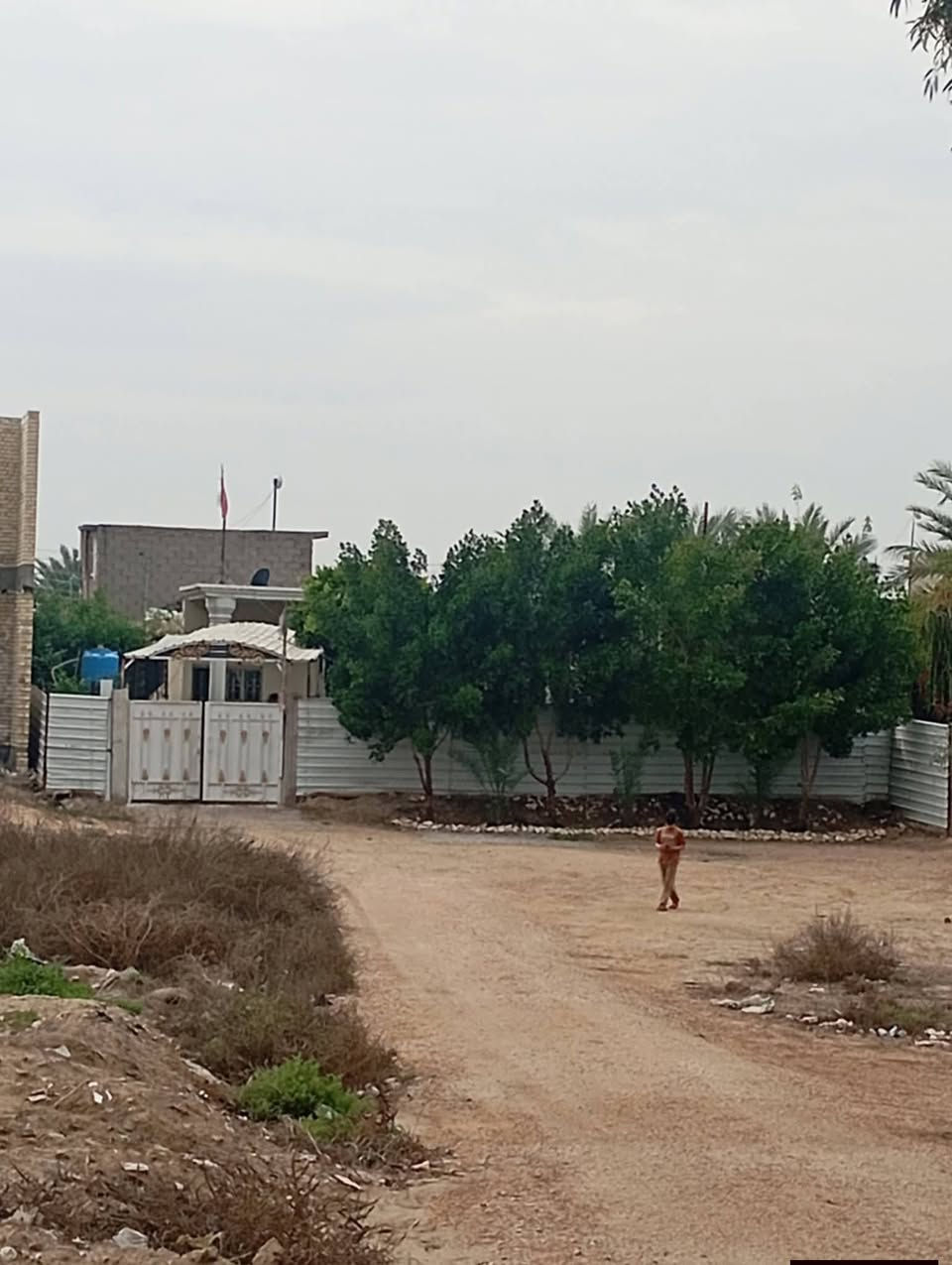 االسلام عليكم عندي بيت للبيع مساحته 600 متر متكون البيت من ثلاث غرف نوم وصاله كبيره واستقبال وصحيات خارجية وداخليه متوفر بي مي كهرباء قرب محطة الريفيه وجه شارع عام  شارع حله بغداد للستفسار على الرقم ***********.. ***********
