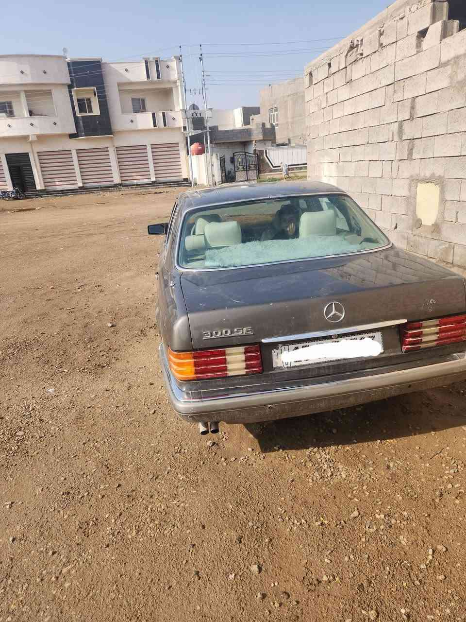 السلام عليكم مارسيدس جامبو رئاسي موديل ١٩٨٩باسمي رقم انبار انكليزي جديد محورمحرك ياباني. ٣٠٠٠ محرك كير خير من الله كهربائيات كلها شغاله لون رصاصي رمادي كشرها موضح بالصورقواعد دبل بلاديه السياره كاعده وغرفتها ٧٠%موجوده بالرمادي السعر55$بيع اومراوس بسياره أغلى اوفرق   موبايل ***********
