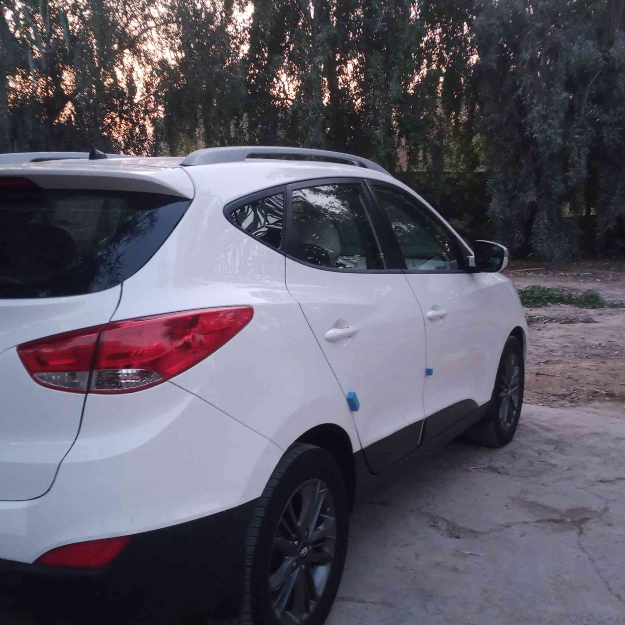 سلام عليكم توسان خليجي موديل 2015سياره جديده جدا تحويل مباشر رقم بغداد انكليزي ماشيه 100سياره صدر تخم تايرات تبريد وتكييف محرك 2000كير جديد السعر على الخاص الإتصال *********** عندي شبر صبغ جوه الرقم الخلفي فقط
