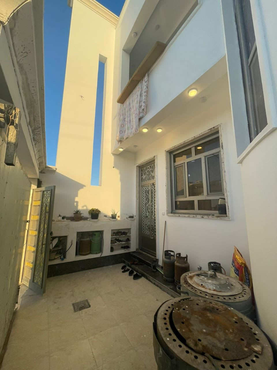 دار للايجار بناء حديث ٢٠٠ متر ركن .. كله مرمر .. مدخل منطقة اليرموك ( البو عيادة ) .. حاط الموقع بالصور .. بيه ٤ غرف نوم واجهة البيت كبيرة ٢٠ متر .. للتفاصيل ***********
