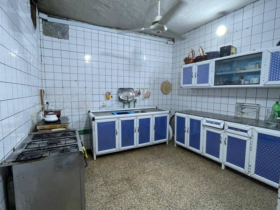 ياالله سلام عليكم يوجد الدينه بيت البيع طابوصرف تحويل بسم المشتري مساحه 250 م يحتوي البيت على غرف منام 3+دوانيه +صاله +كراج +مطبخ+وصحيات الستفسار تصل على رقم تالي ***********عقارات ابو علي جابري
