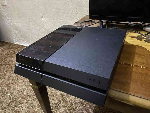 السلام عليكم 
ps4 fat 
نظافة 99% لوك ستيكر مكفول
تجي وياه يدة وحدة مالته وكامل ملحقاته + حساب عربي اماراتي يحتوي مكتبة العاب ضخمة 100 لعبة ومتنزل بالجهاز حوالي 15 لعبة الالعاب هذني مملكوت مو اشتراك يبقن وياك مدى الحياة وتستلم كافة معلومات الحساب وضمان الحساب مدى الحياة 
سعر الجهاز 150قفل 🔒رجاءً بدون عمولة 
مكاني بغداد حي الاعلام 
رقمي ***********
