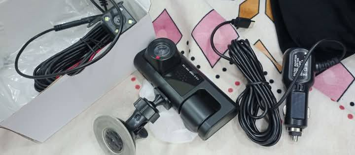📸 كاميرات داش كام ثلاثية
أمامية + داخلية + خلفية
دقة تصوير Full HD
خاصية تسجيل الصوت
💾 ذاكرة داخلية 64GB
تسجيل مستمر لمدة شهر مع حذف تلقائي
🔌 سلك طويل 6 أمتار
يربط على جداحة السيارة + الهاتف
🎁 ملحقاتها كاملة


**إذا كنت صاحب هذا الإعلان وتريد حذفه لأي سبب، رجاءا أرسل رسالة إلى الدعم الفني**