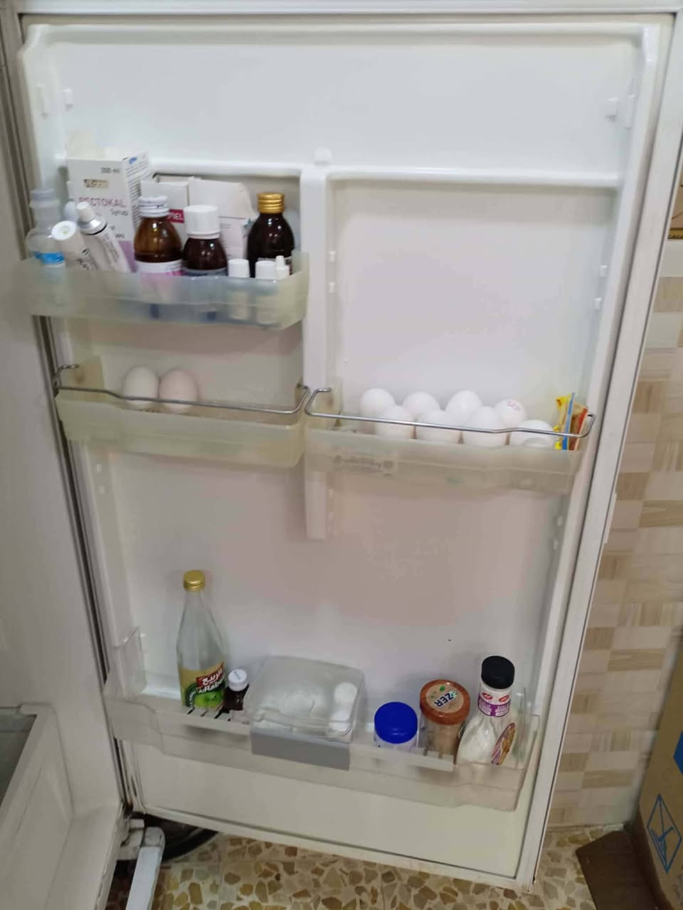 ثلاجة للبيع السعر 100 شغاله حجم كبير
***********
