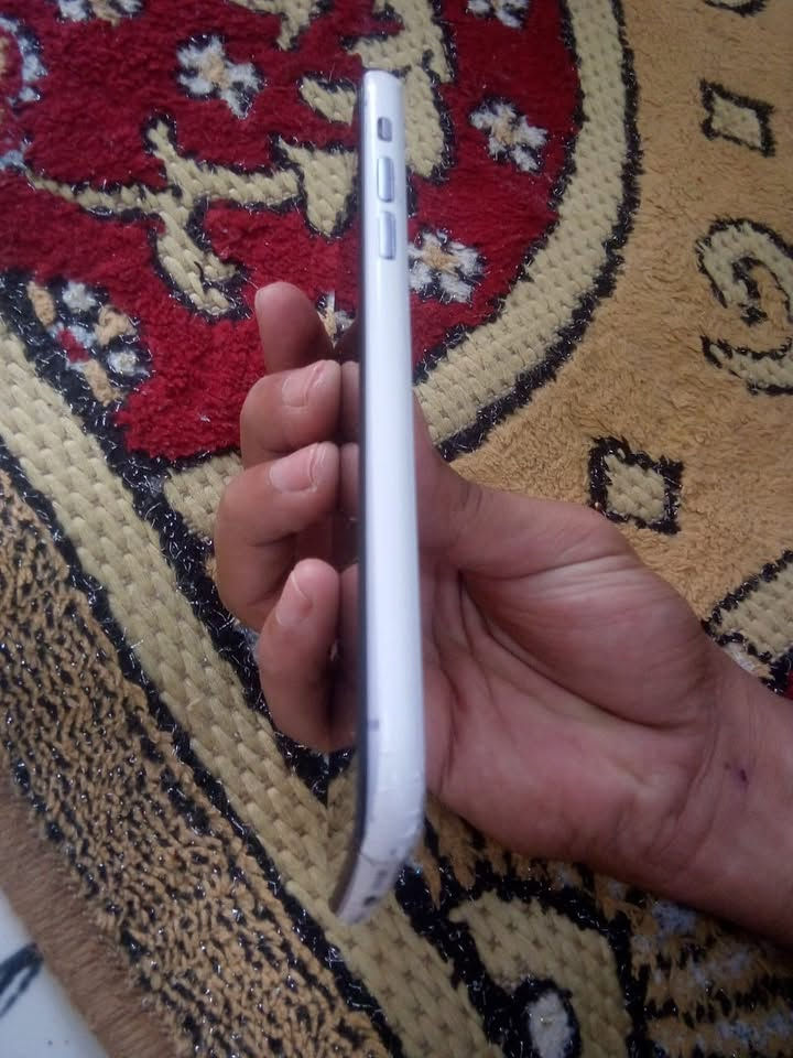 ايفون 11العادي جهاز مال بيت  الضهر مكسور وحاطله غلاف والشاشه بيه كسر مثل ما موضح بل صوره بس ماعلي شي طبيعي ذاكره ١٢٨ دبل شريحه  بطاريه 75 الجامه مال كامره الخلفيه الجوه مكسوره بس شغاله هاذ البي الجهاز ويا شاحنه اصليه الله شاهد غير هذن مآبي شي السعر 150 العنوان الجزيرة 
***********

