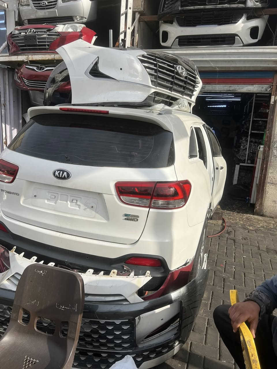 السلام عليكم 
ضهر سورنتو 2017 يشتغل لل2020 وارد كوري 
3 ابواب تخم ويل كم تايرات جديده 
نقص بك لايت واحد وبطاين جاملغ 
باقي الاغراض كله موجوده 
البيع كامل ما ابيع قطع 
يفيد ابو الادوات او الي سيارته بيهه حادث 
للاستفسار ***********
