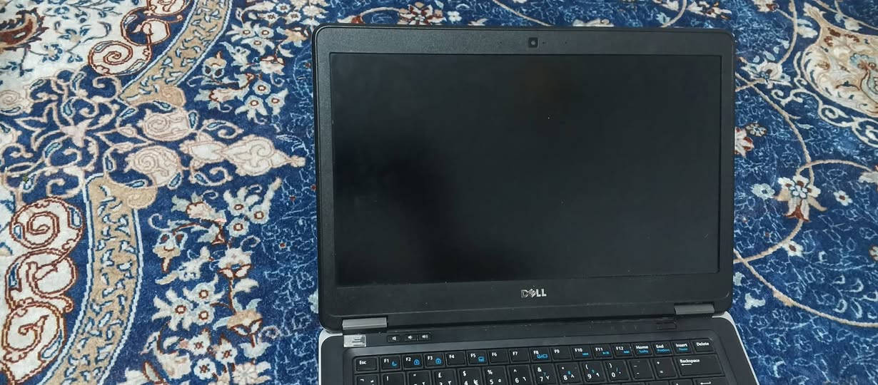 سلام عليكم
لابتوب Dell LATITUDE E7440 نظيف جدا استعمال قليل
نظام ويندوز 11
التخزين ssd SATA 128GB سريع الإقلاع قابل للتطوير 
المعالج i5 الجيل الرابع
الرامات 8 گيگا قابل للتطوير
الشاشة مقاس 14 بوصة مريحة للعين
يحتوي على جميع المنافذ الأساسية بدون الحاجة التحويلات
مع ملحقاتها البقية منها ( الشاحن ، الكارتونة )
يناسب للناس الي تحب الألعاب البسيطة
و الدراسة والعمل على اغلب المشاريع

السعر 200 الف وبيها مجال 
للاستفسار واتساب ***********
مكاني ميسان
