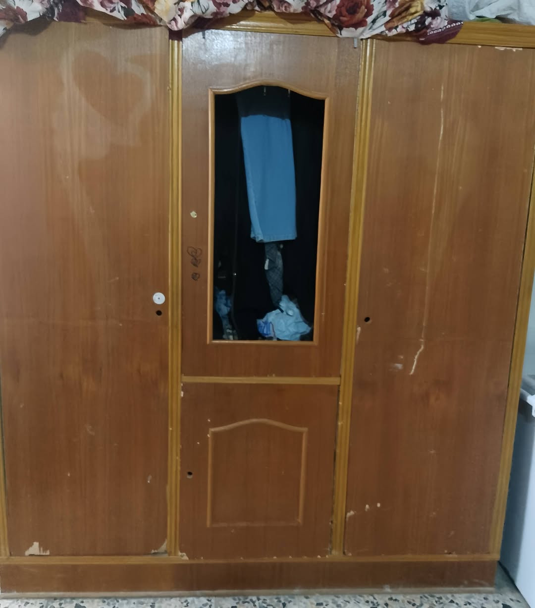 كنتور للبيع سعر 60 
بوفية سعر 30
للتواصل ***********
