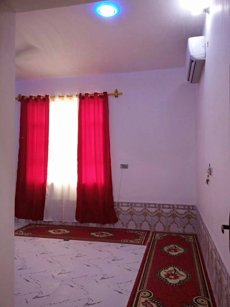 السلام عليكم
بيت للبيع زراعي مقابيل الطاقه الكهربائيه الجديده 
مساحه 550
بناء جديد 
مكون من
3 غرف
و صاله 11 متر
واستقبال 7 متر 
وصحيات داخليه وصحيات خارجيه
و دوانيه 13 متر
للاستفسار اكثر ومعرفه سعر الاتصال علئ رقم ***********
