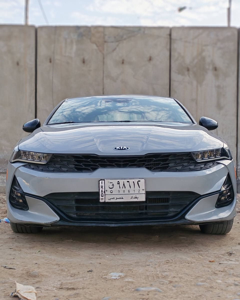 كي فايف  K5 GT-Line
فول مواصفات عدا  البانورنما 
السعر 158$ وبيه مجال
الحادث : بيه طخه على كد شبر في قاعدة السبير
وبيه كم حالوبه خفيفه مكفولة من الصبغ والتبديل 
كير محرك كفالة ماشية 60 الف ميل حقيقي
 صور الحادث  وسونر بالمنشور
المواصفات:
 • الموديل: 2021
 • اللون : اسمنتي
 • الفئة: GT-Line فول 
 •  أوتوماتيك 8 سرعات
 • المحرك: 4 سلندر  سعة 1.6تيربو
 • شاشة لمس كبيرة 
 • نظام ملاحة GPS
 • نظام صوتي فاخر 
 • بلوتوث + تايب سي + أبل كاربلاي 
+ أندرويد أوتو لاسلكي بدون كيبل 
 • دخول وتشغيل ذكي (بصمة)
 • تشغيل عن بعد
 • مقاعد السائق كهرباء
 • نظام تكييف مزدوج 
 • إضاءة داخلية LED
 • نظام اختيار وضعيات القيادة  4 (Eco - Sport - Comfort وغيرها)
 • حساسات أمامية وخلفية
 • كاميرا خلفية عالية الدقة
 • جنوط رياضية مقاس 18 إنش
 • أنوار أمامية LED بالكامل
 • أنوار نهارية DRL
 • أنوار خلفية لد متصلة 
 • مرايا كهربائية مع إشارات مع 
 • زوائد رياضية GT-Line
 • نظام تنيبه السائق 
 • حساسات مطر وتحكم أوتوماتيكي بالمساحات
 • نظام إضاءة أمامية اوتماتيك
 • نظام مانع انغلاق المكابح (ABS)
 • نظام الثبات الإلكتروني (ESP)
 • نظام المساعدة في صعود المرتفعات
 • نظام مراقبة ضغط الإطارات (TPMS)
 • نظام تحذير التصادم الأمامي
 • نظام الكبح التلقائي في الطوارئ (توقف ذاتي) 
 • نظام القياده الشبه ذاتيه
 • نظام الحفاظ على المسافه الامنه
 • نظام التنبيه عند الخروج عن المسار
 • نظام المحافظة على المسار
 • نظام مراقبة النقطة العمياء
 • فرامل يد كهربائية مع Auto Hold
  . كشنات جلد مع ختم GT
والكثير من المواصفات
موقع السيارة بغداد مدينة الصدر 
***********
