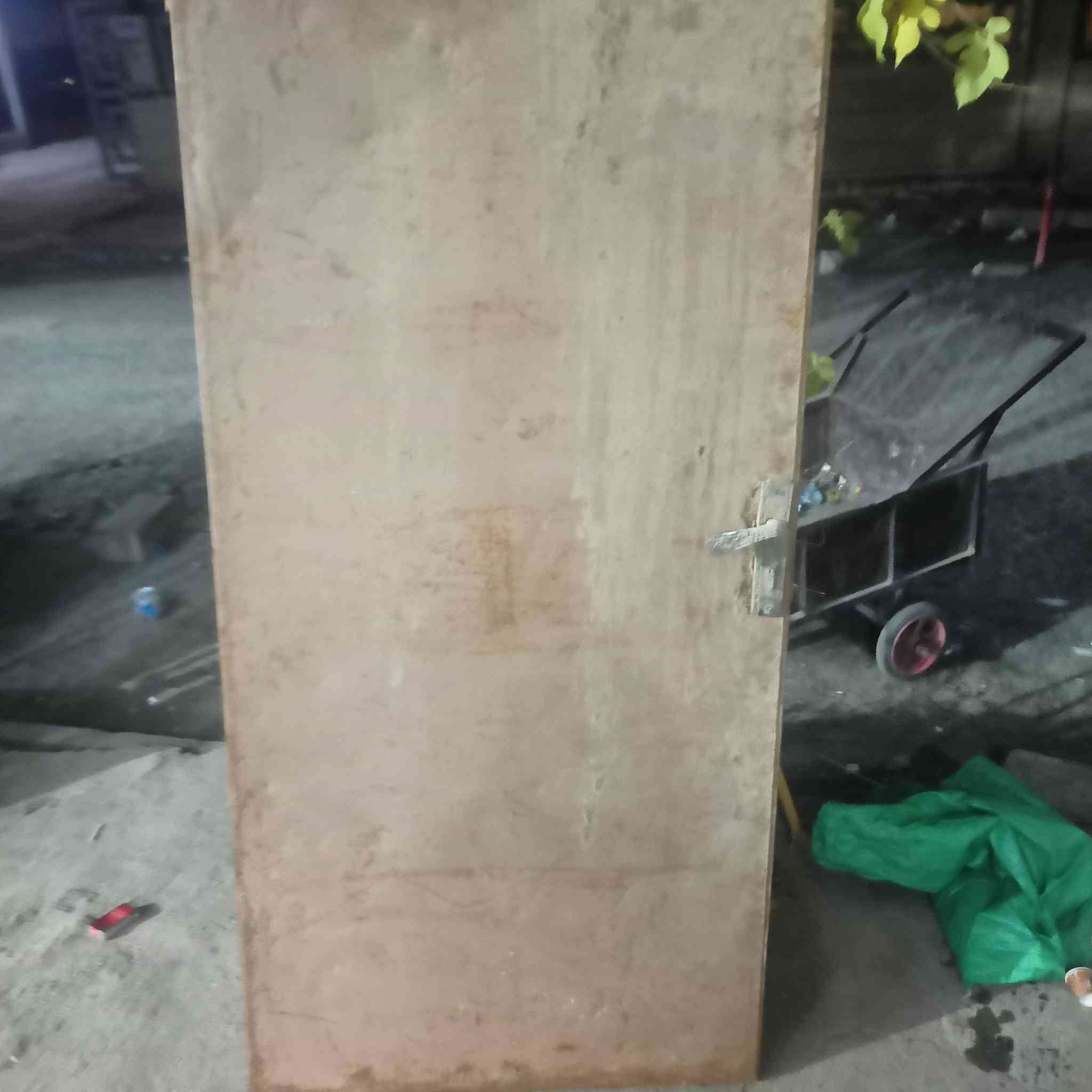 باب حديد ركم من الجهتين ابليت وزنه 42كيلو  القياس 177*85 العنوان موصل الجديدة خلف جامع فتحي العلي ***********واتساب ***********
