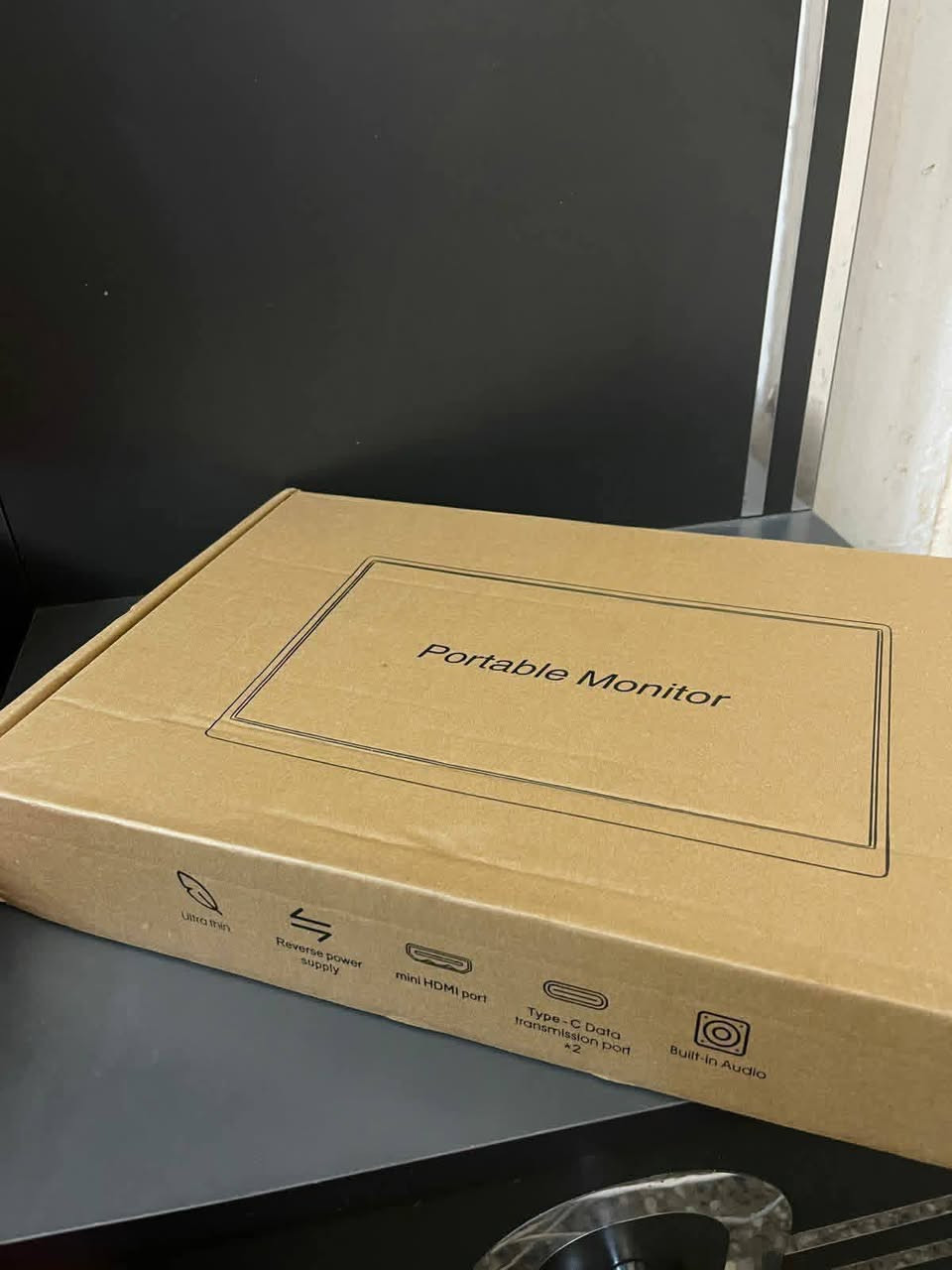 🚀 شاشة ANMITE المحمولة 16 بوصة: دقة الألوان في حقيبتك!
​إذا كنت تبحث عن شاشة ثانوية تجمع بين خفة الوزن وجودة الصورة الفائقة للعمل أو الترفيه، فإن شاشة ANMITE (Model: A160W03) هي الخيار الأمثل للمحترفين واللاعبين.
​✨ أهم المميزات:
​شاشة واسعة ودقيقة: تأتي بمقاس 16 بوصة وبدقة 1920 \times 1200، مما يعطيك مساحة رؤية أكبر من الشاشات التقليدية وبوضوح مذهل.
​دقة ألوان احترافية: مزودة بلوحة IPS وتغطية ألوان 100% sRGB، مما يجعلها الخيار الأول للمصممين والمونتير لضمان ظهور الألوان بشكلها الحقيقي.
​سرعة استجابة فائقة: زمن استجابة 3ms فقط مع معدل تحديث 60Hz، لتجربة عرض سلسة جداً للأفلام والألعاب بدون أي تأخير أو تشويش.
​تصميم كاربون فايبر فخم: ظهر الشاشة يتميز بملمس ألياف الكربون الجذاب الذي يوفر حماية إضافية وشكلاً عصرياً فريداً.
​سهولة التوصيل: تعمل بجهد 5V، مما يعني أنه يمكنك تشغيلها مباشرة من منفذ USB في اللابتوب أو عبر باور بانك.***********
