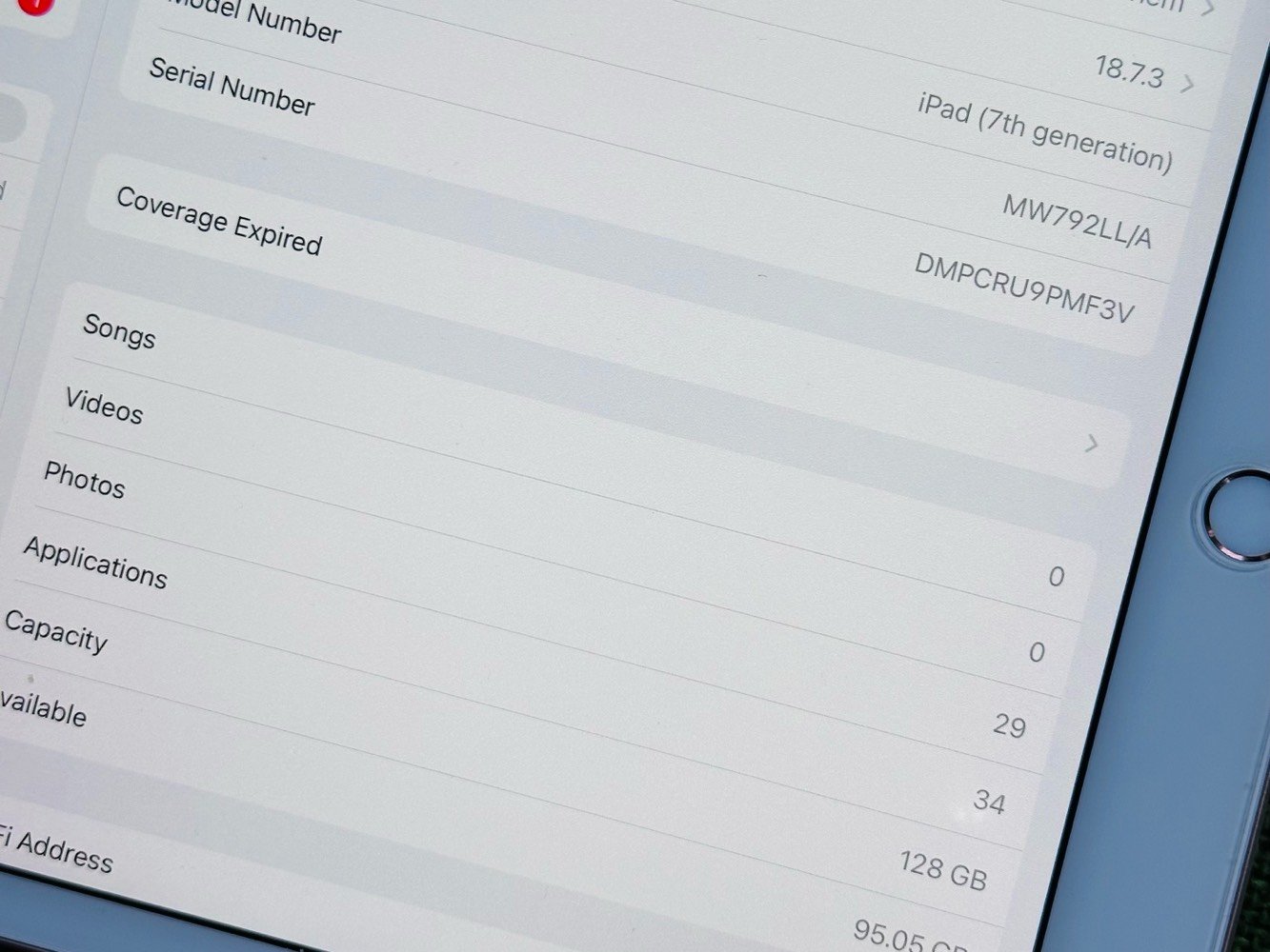 ايباد ابل جيل ٧ ذاكره ١٢٨ بلادي مكفول مع كارتون الاصلي نموذج m بطاريه ٧٨ اصليه جهاز نضيف ومكفول كامل قطاره بلشحن 