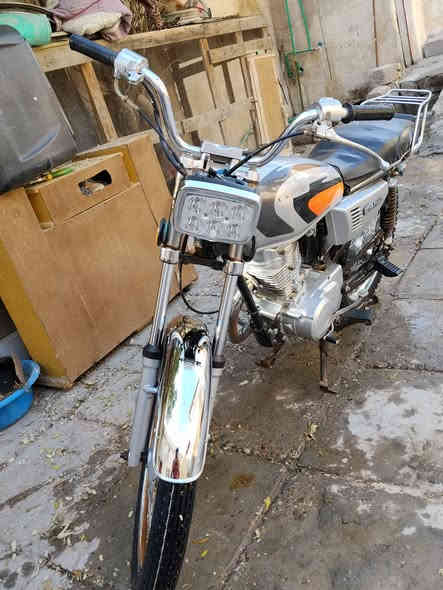 السلام وعليكم دراجه نامه رقم وسنويه موديل 2019 محدثه بيه خيط تبخير بدايه خفيف دراجه جديده وحلوه متحركه البلادي مو الجديد مليون 50 بيه مجال ***********
عنواني بصره كرمه علي
