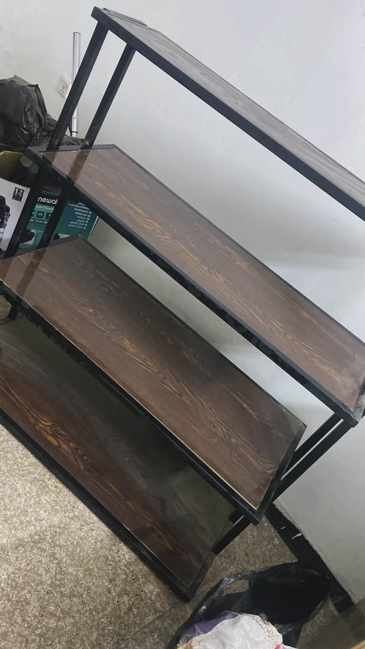 ميز استاند يرهم للغرف كديكور
ويرهم للمحلات الأزياء هم يستفادون من يمه 
أربع رفوف للاستفسار ***********
سعره 75 الف
