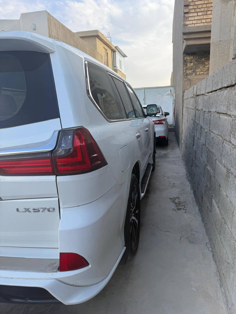 السلام عليكم
لكزس بريم 
2017
فقط نص جاملغ خلفي جهة السكن
داخل قرميدي 
السياره فول اعلى فئه بل فول 
ماشيه 172km
المكان بغداد تاجي
السعر 66الف دولار 
رقم الهاتف ***********
