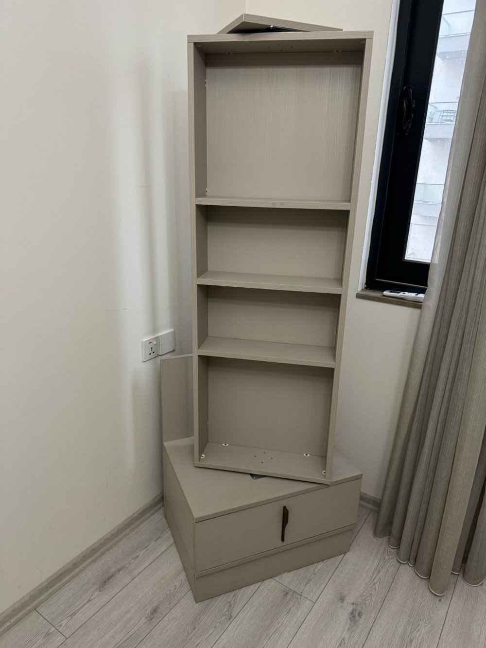 غرفة نوم فاخرة للبيع بحالة ممتازة، تتميز بتصميم أنيق من الخشب الفاتح مع رأس سرير مبطن ومراتب مريحة. تشمل الخزانة الكبيرة بوحدات متعددة الأبواب مع مرآة، بالإضافة إلى تسريحة ذات مرآة وأدراج للتخزين. مثالية لإضافة لمسة من الفخامة والراحة إلى أي غرفة نوم.