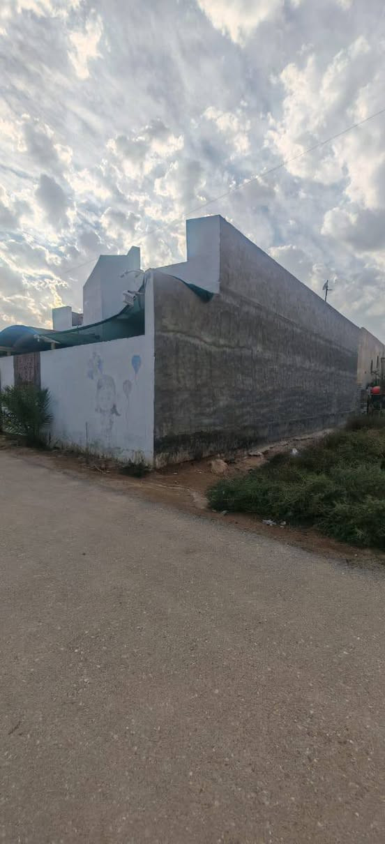 تحيه طيبه بيت للبيع 230متر بناء طابوك تبليط للباب البيت يبعد عن السايدين 80متر فقط قريب كلش منطقه كلش هدواء عنوان ابي خصيب فجه نعمه سعر لبيت  275مليون وقابل للتفاوض طابو عراقي اصلي أهل الكاع بصفك للتسفسار مكتب النور الذهبي ***********وتساب 
*********** شريحه البصرة, العراق
