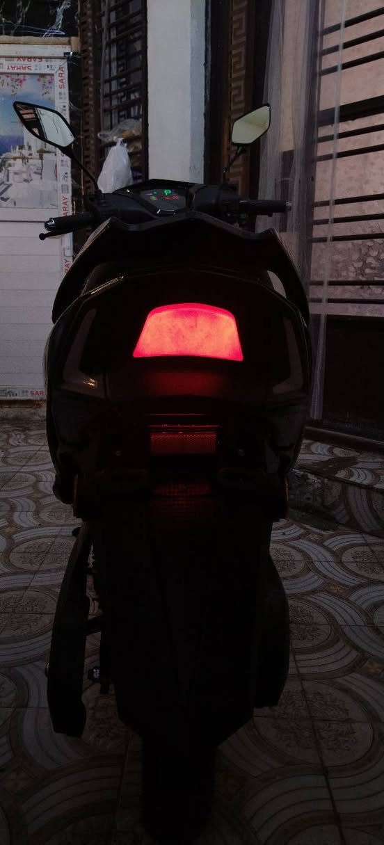 العنوان: وحش الشحن (TANK) للبيع - مواصفات خاصة ونظافة توب ⚡️
الوصف:
السلام عليكم شباب، عندي هاي الدراجة الشحن (ماركة تانك) للبيع، دراجة مال بيت ونظيفة جداً وجاهزة من كلشي. انسى البنزين والانتظار بالمحطات، هاي المواصفات اللي تدور عليها:
​✅ البطاريات: تحتوي على 6 بطاريات (نظافة ممتازة).
✅ المسافة: تمشيك 60 كيلو بالشحنة الواحدة (اقتصادية جداً).
✅ السرعة: سرعتها الحقيقية توصل للـ 60 كم/ساعة.
✅ الشحن السريع: تشحن من الصفر للـ 100% بساعة وربع فقط (يعني ما تمل من الانتظار).
✅ الاضافات والتقنيات:
​مثبت سرعة (Cruise Control) للراحة بالخطوط الطويلة.
​منفذ AUX لشحن الموبايل وأنت تمشي.
​لايت ليد ليزري (عالي - ناصي) قوي جداً.
​إشارات وكهربائيات كلها شغالة 100%.
​💰 السعر: 950 ألف دينار عراقي، وبيه مجال بسيط للشراي الطيب.
📍 المكان: (بغداد...الدوره).
📞 للتواصل: راسلني خاص أو اتصل على الرقم: (*********** ).رصيد معلق واتساب تحصلني 
​نصيحة: هاي الدراجة بمواصفات "ساعة وربع شحن" و"60 كيلو مشي" مرغوبة جداً،
