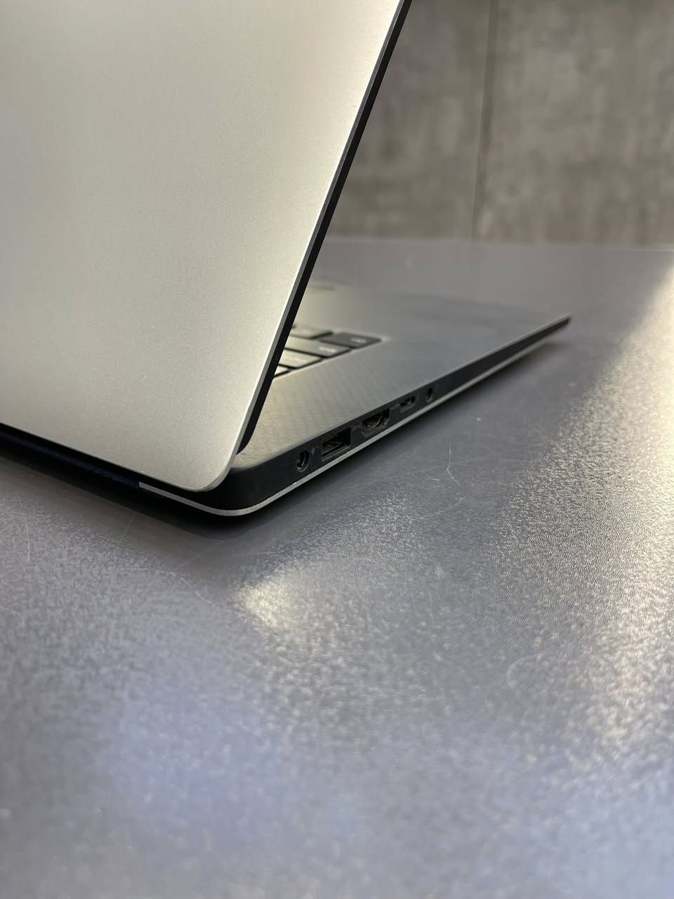 لابتوب قوي جداً ومتميز i9 جهاز المهندسين والمصممين 💻💻
 WORKSTATION
كارت شاشة خارجي NVIDIA QUADRO T2000 4GB
ومعالج i9 جيل 9
لابتوب هندسي ولبرامج التصاميم وللالعاب متميز 🔥👷‍♂️
￼بسعر الجملة وبسعر الاستيراد كمية محدودة 

‎السعر: 750 ألف دينار فقط والتوصيل مجاني ✅  

DELL PRECISION 5540 WORKSTATION 
يوفرلك احتياجاتك للبرامج الهندسية 👷‍♂️وبرامج التصاميم
وللالعاب
افخم اجهزة DELL
معالج i9 فئة H الجيل التاسع

9TH GENERATION i9-9880H

المواصفات:

معالج: ‏INTEL CORE i9-9880H 
جيل 9 معالج فئة H عدد الانوية 8 CORES
16 THREAD Turbo. Boost Clock Up to 4.80 GHz
-رام: 32GB DDR4 قابل للزيادة
-ذاكرة: 512GB NVME M.2 SSD
-كارت شاشة خارجي: NVIDIA QUADRO T2000 4GB VRAM
-كارت شاشة داخلي: intel UHD GRAPHICS 16GB
حجم الشاشة : 15.6 FHD دقة IPS  
‎نظام التشغيل: Windows 11 Pro  اورجنال
‎كيبورد ضوئي ليزر عربي/إنكليزي  
‎مداخل: Type-C و USB HDMI 
بصمة اصبع

‎ ضمان لمدة 3 أشهر من تاريخ الاستلام  
نسبة نظافة الاجهزة اكثر من 99% كما موضح بلصور 
يحق للزبون فحص الجهاز بلكامل قبل الاستلام من المندوب 
في حال اختلاف المنتج عن الموصوف لك كامل الحق برفض الطلب دون دفع اي اجور توصيل
 
-تنصيب البرامج الهندسية مجاناً
AutoCad 3DS MAX MATLAB PHOTOSHOP ADOBE…. 

مع كل جهاز هدية حقيبة وماوس وايرلس بلوتوث🎁  
‎توصيل مجاني لكل أنحاء العراق

‎السعر: 750 ألف دينار فقط والتوصيل مجاني ✅  

‎للطلب أو الاستفسار:  
‎مراسلة الصفحة أو الاتصال على الرقم ***********  
‎عنوان المكتب أربيل-شارع سلطان مظفر
