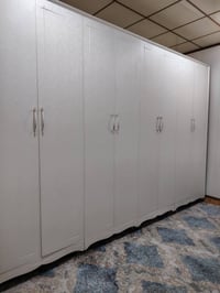 خزانة خشب • ٤م طول • ٢م ارتفاع