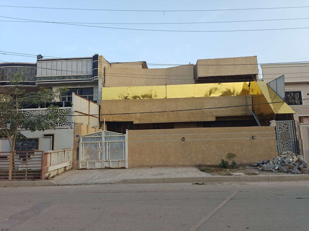 سلام عليكم ورحمة الله وبركاته من رخصة الادارة المحترمة.
دار للبيع المساحة 246 الواجهة 12ونص والنزال 20 طابو ملك صرف بأسم واحد مو ورثه سند جديد أبو الفسفورة طابقين كامل مسلح نضيف جدا بناء تسعينات ترميم بالكامل جديد ماء وكهرباء ومجاري الأرضية مرمر والجدران سيراميك الطابق الأول يحتوي على كراج وحديقة ومرافق خارجية بالإضافة إلى هول كبير ومطبخ حار بارد وخارجي للطبخ واستقبال كبير وصالة درج وغرفتين نوم وخدمات كاملة ومنور كبير والطابق الثاني يحتوي على غرفتين نوم وحمام وبالكون وسطح ومخزن بالاضافة الى مشتمل معزول قاط ثاني يحتوي على غرفتين نوم ومطبخ وخدمات كاملة يقع على شارع تجاري عريض وخدمات كاملة من ماء وكهرباء ومجاري وتبليط   عرض الشارع 15متر  يصلح لسكن ثلاث عوائل  ويصلح  يكون مدرسة اهلية أو روضة موقع تجاري 

العنوان: / الزعفرانية شارع المعهد مدخل شارع سيد هاشم ثالث  استدارة عاليسار مدخل شارع دور الشرطة أو شارع الوازات عاليمين قرب مدرسة السلام وحسينية الأمام علي عليه السلام/  سعر المتر مليون واربعمية وخمسين 

السعر الكلي 356 وقابل للتفاوض والعملة 

للاستفسار الاتصال على الرقم ***********

مكلف بالنشر
