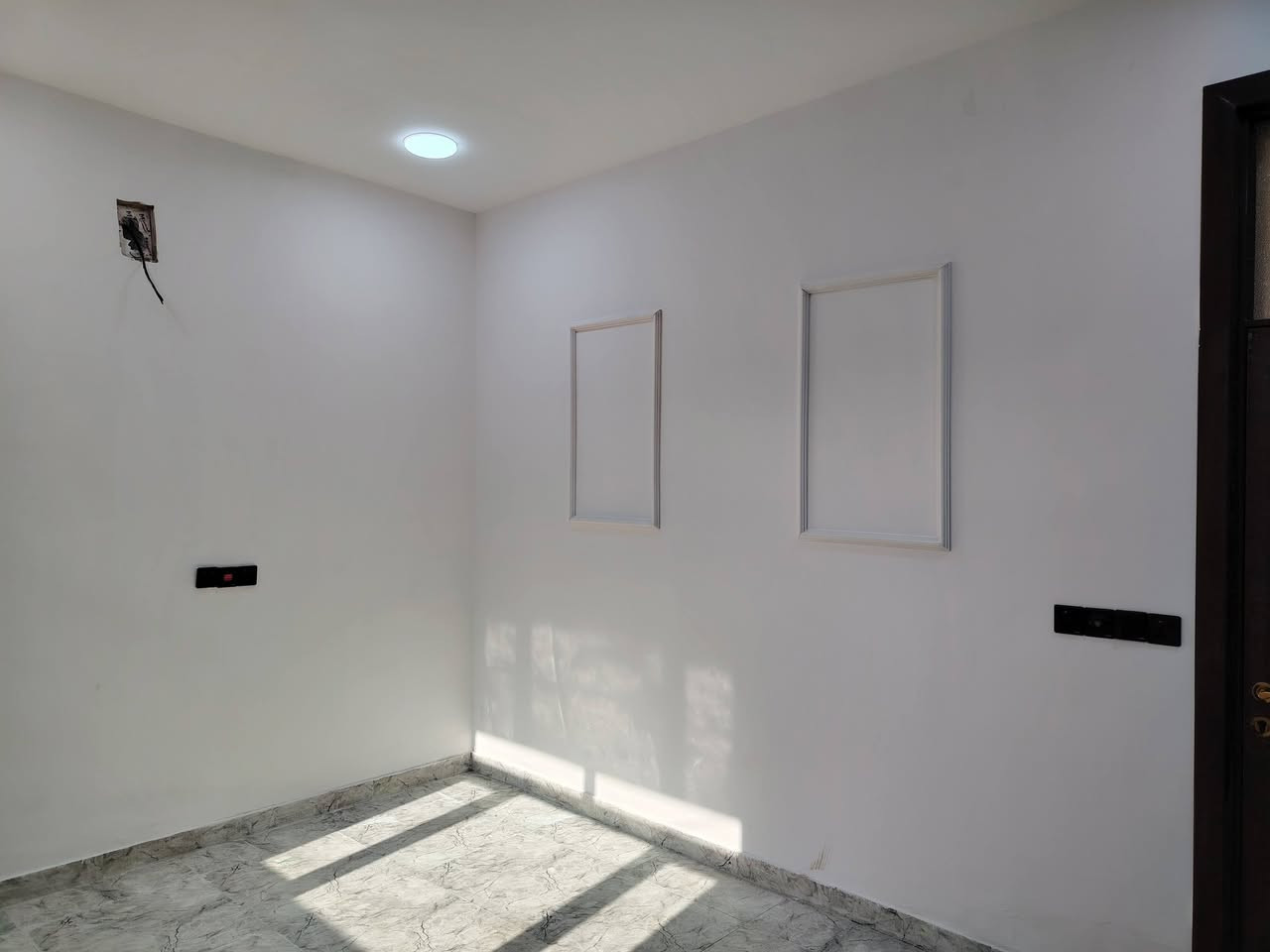 بسعر جداً مناسب ٧٨ مليون فقط مشتمل مساحة ٥٠ متر جديد زيرو شغله درجة أولى جاهز للسكن
طابقين ٢ غرف نوم صحيات ٢ استقبال ومطبخ باب قاصة تركي شبابيك المنيوم العنوان بغداد الدورة البوعيثة مجمع السلطان الثالث بأسمي بدون دلالية إقرار أول وتنازل شركة ***********
